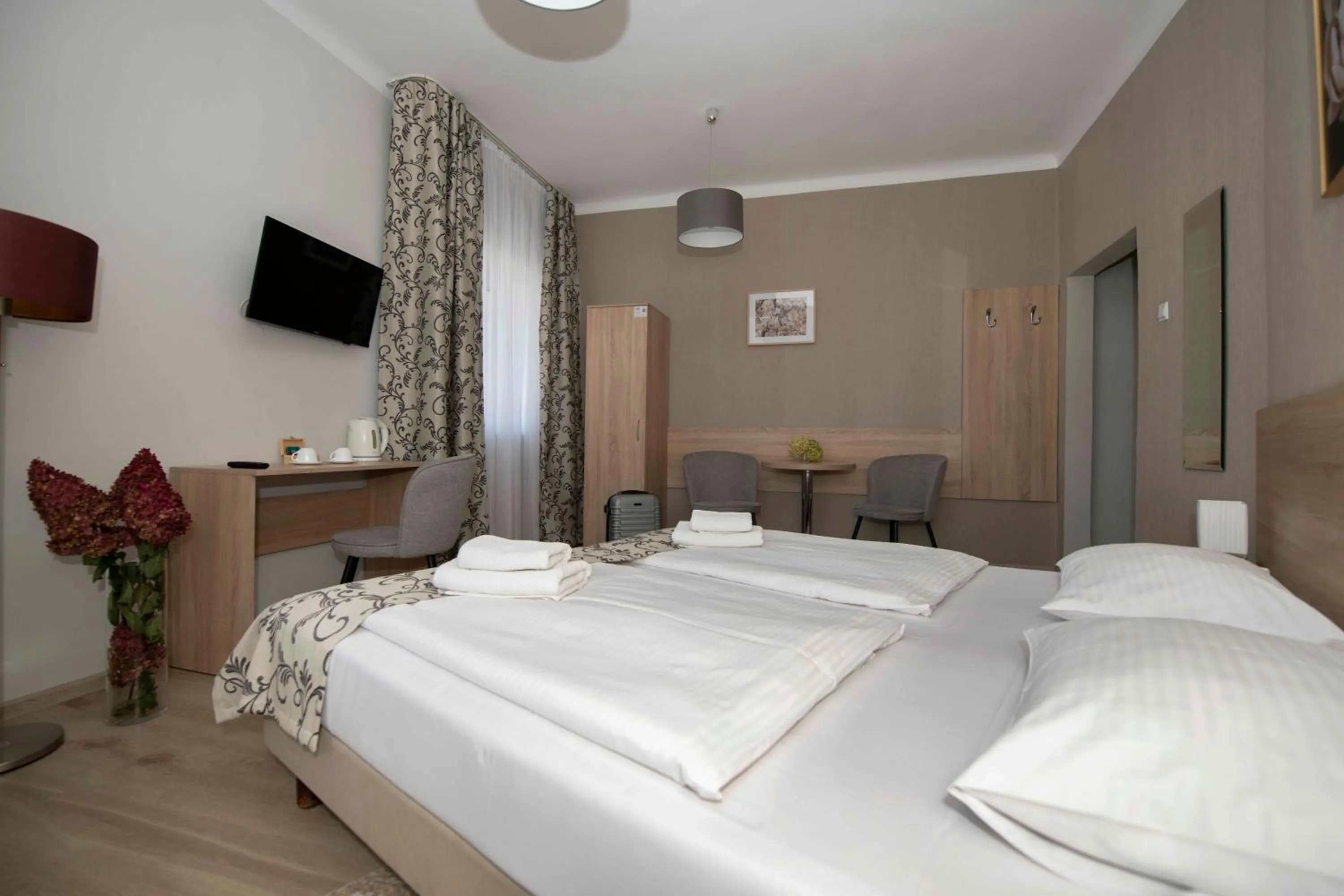 Seating area, Bed in Hotel Polonia