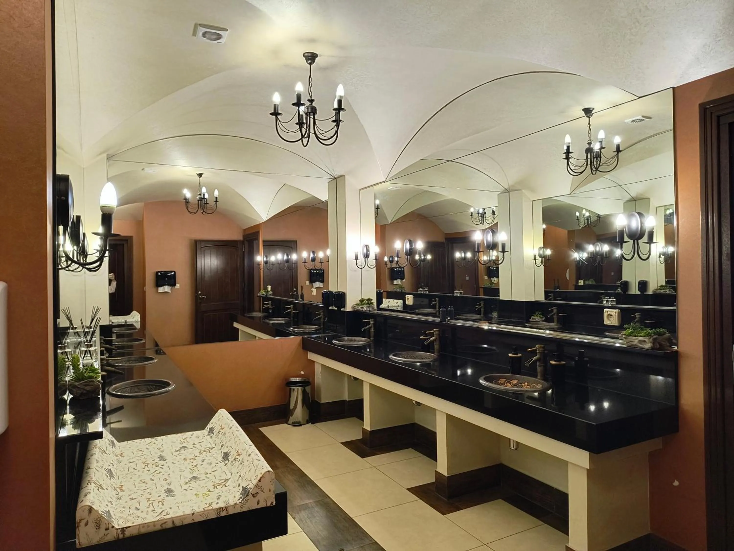 Restaurant/places to eat in Hotel Kasztel