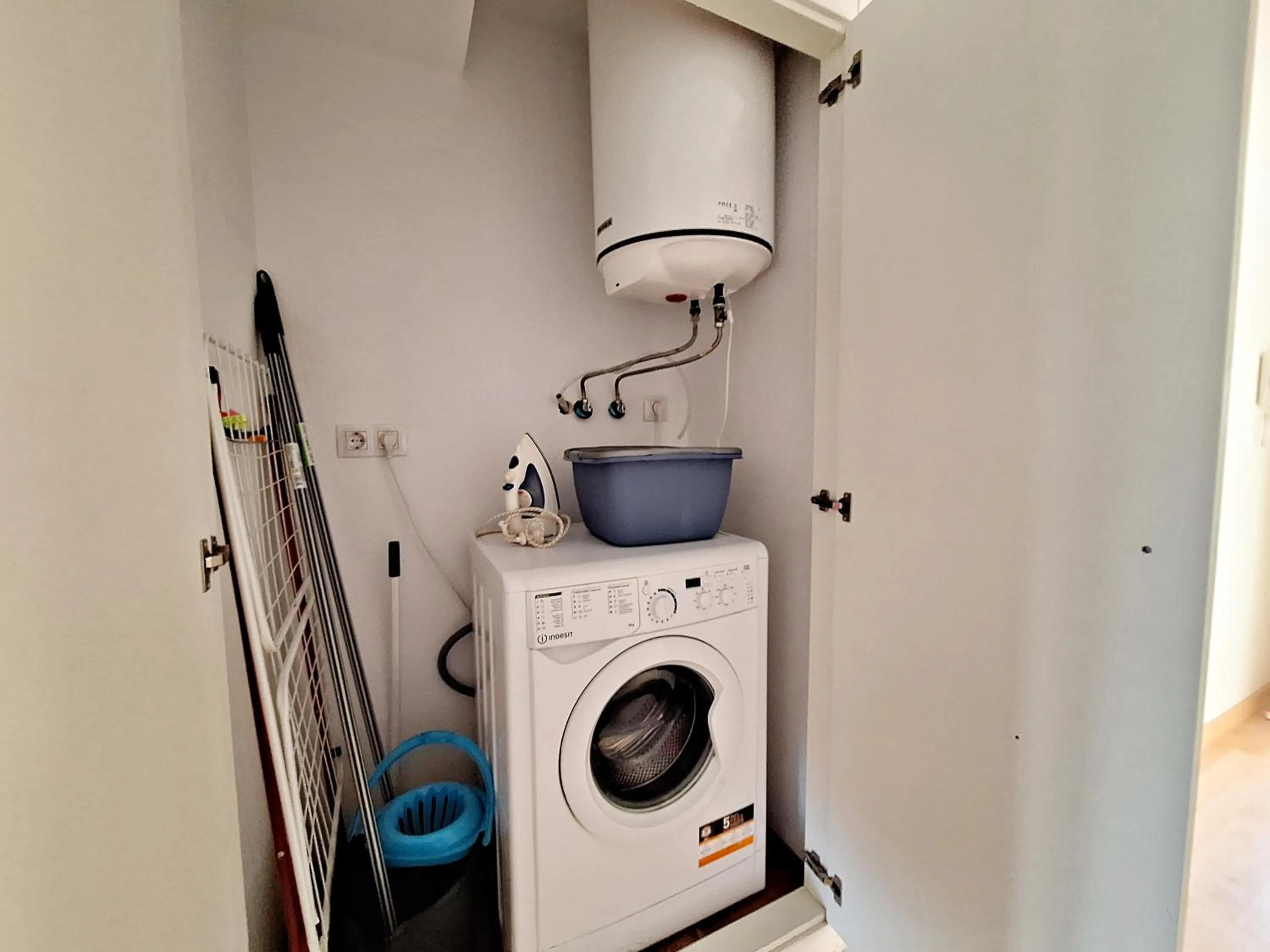 washing machine in Apartamentos Alborada III