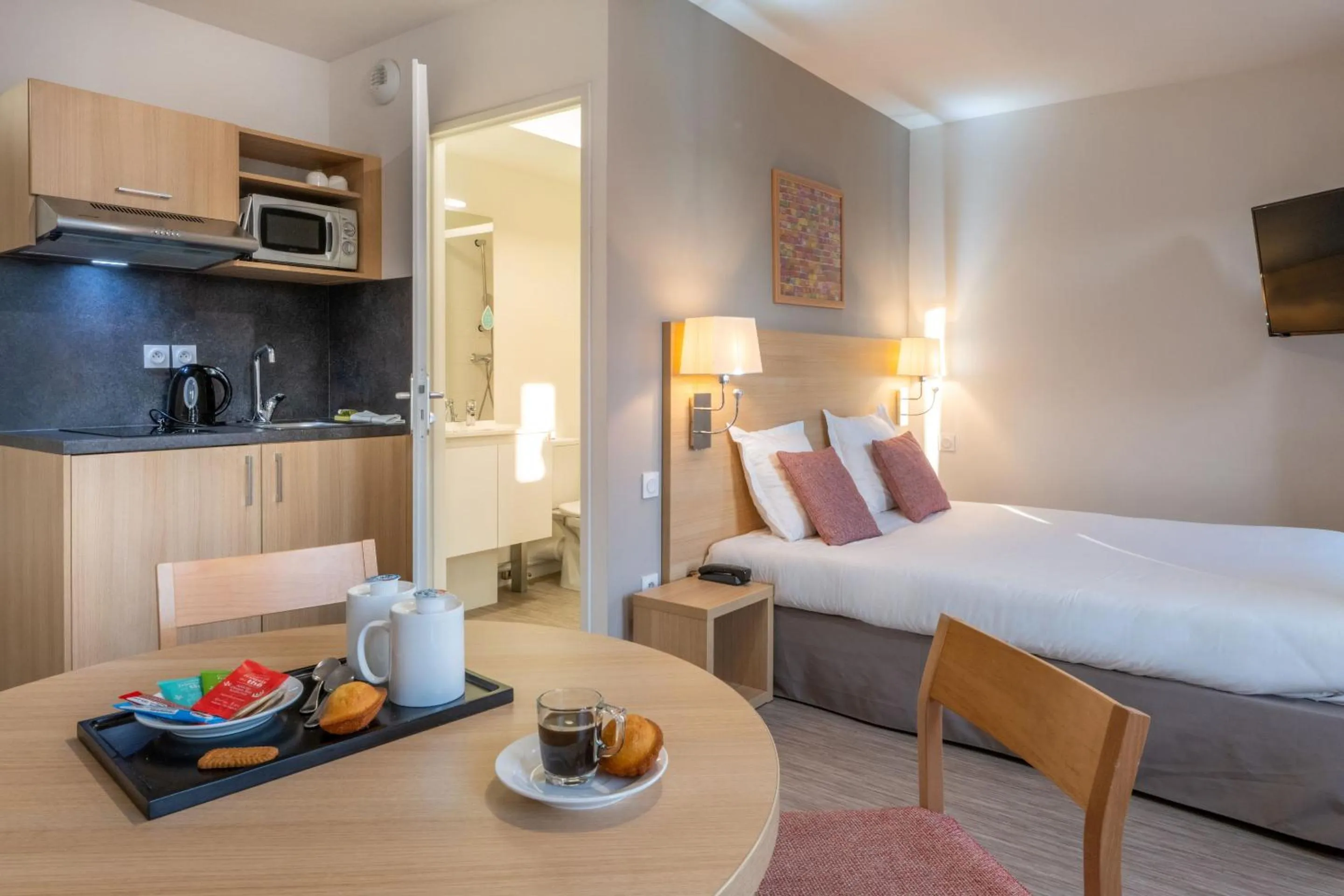 Kitchen or kitchenette, Bed in Appart'Hotel Odalys City - Nantes Cité des congrès