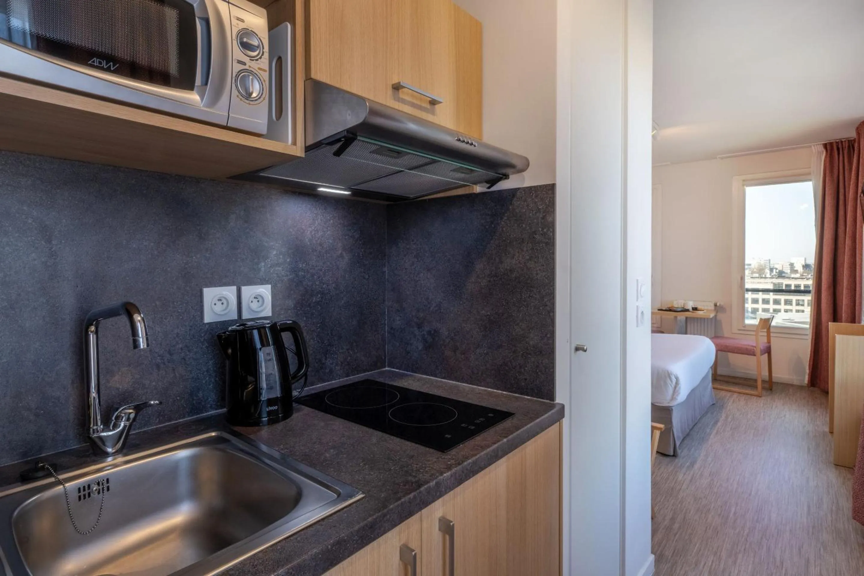 Kitchen or kitchenette in Appart'Hotel Odalys City - Nantes Cité des congrès