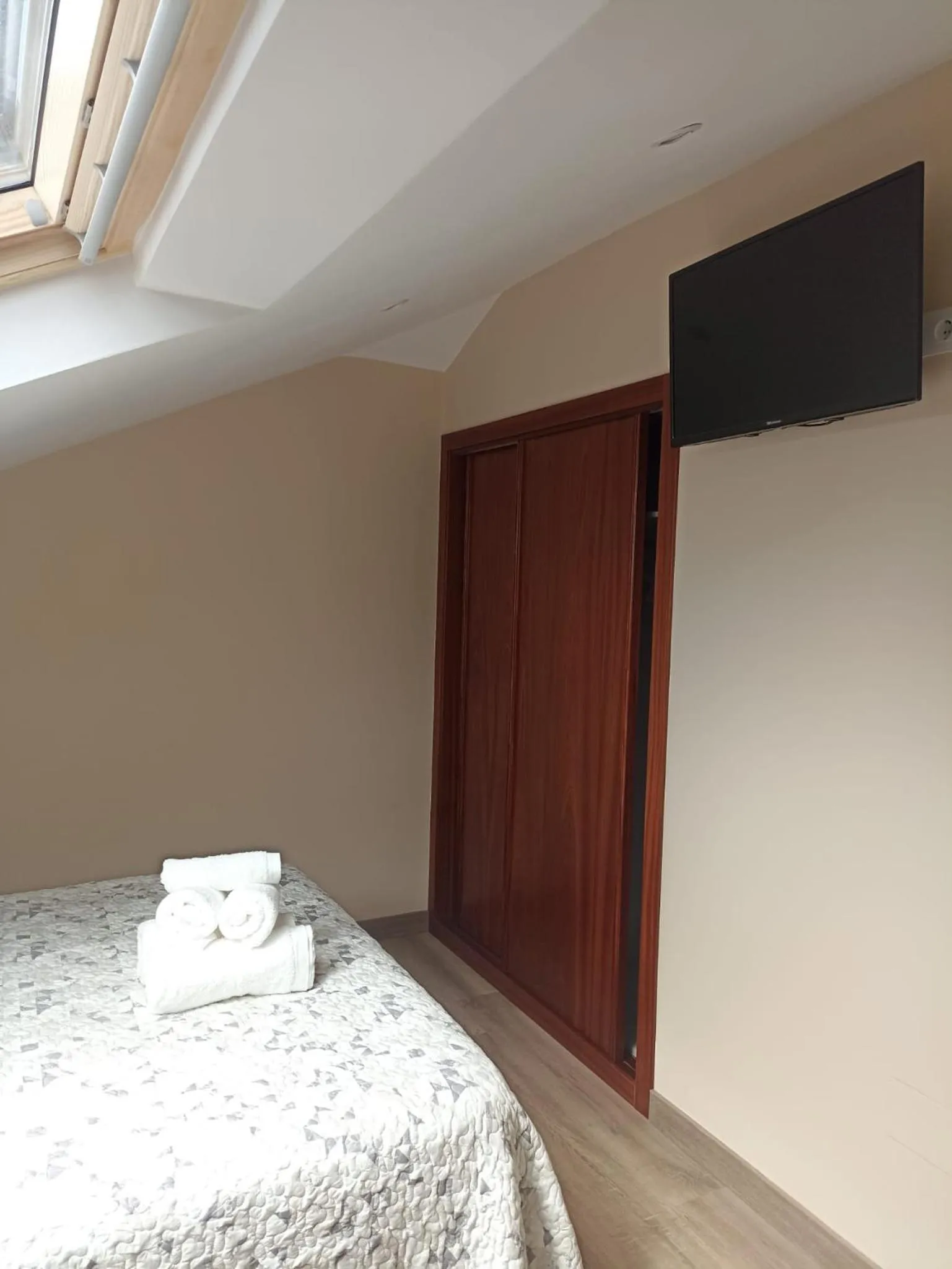 wardrobe, Bed in Hotel Restaurante el Fornon