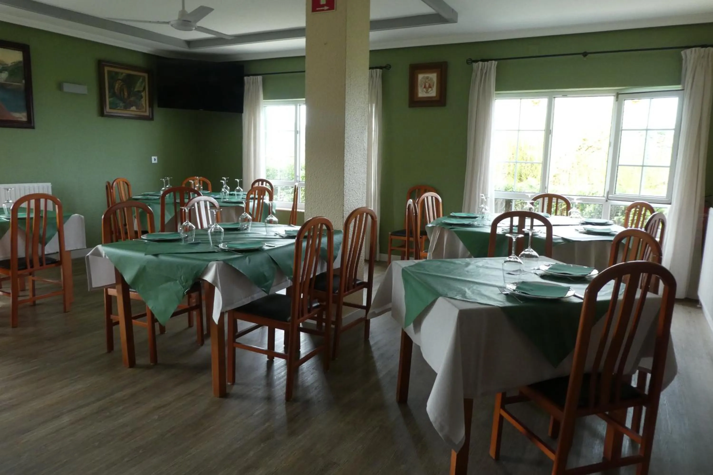 Restaurant/places to eat in Hotel Restaurante el Fornon