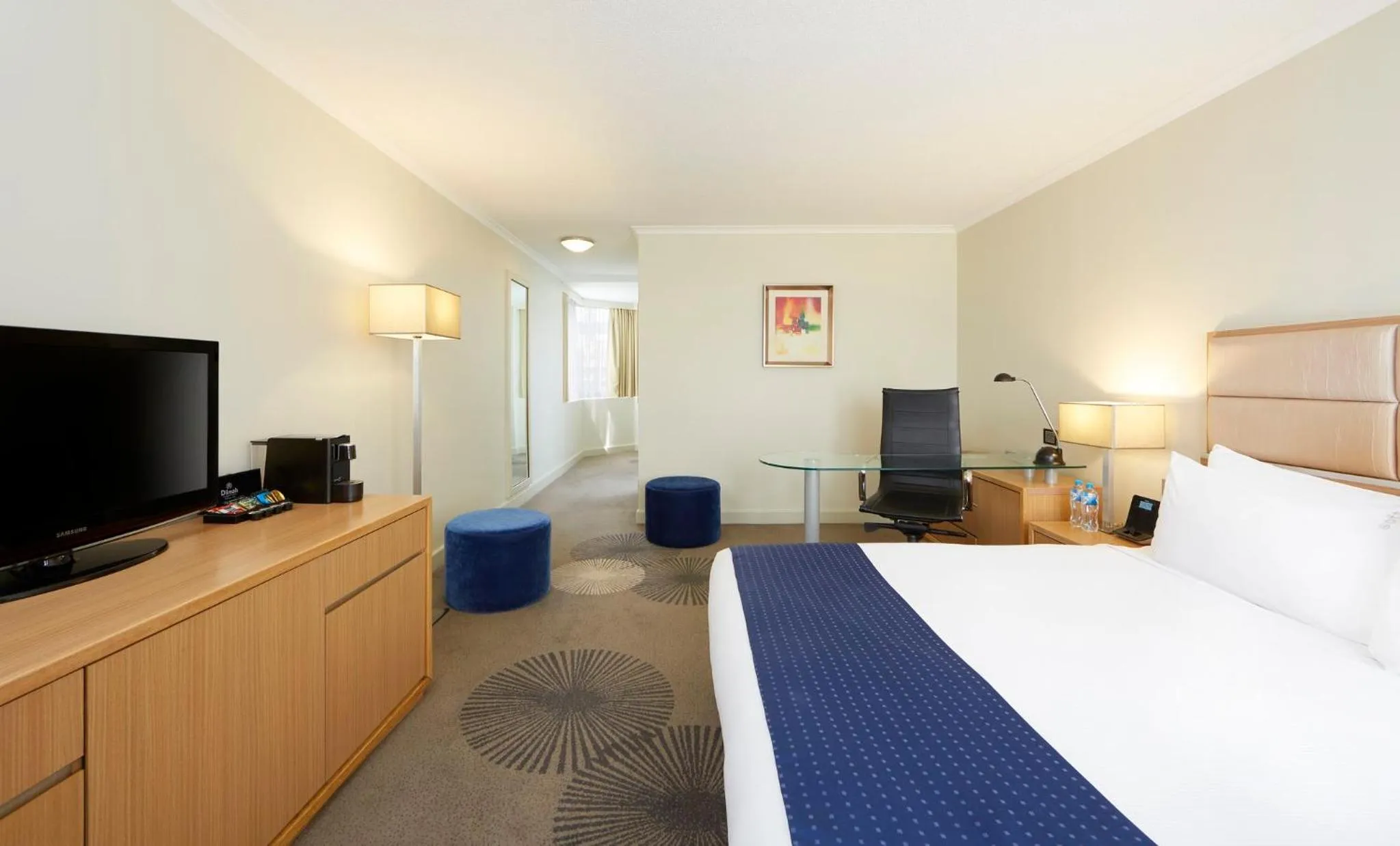 Photo of the whole room, Bed in Holiday Inn Parramatta by IHG
