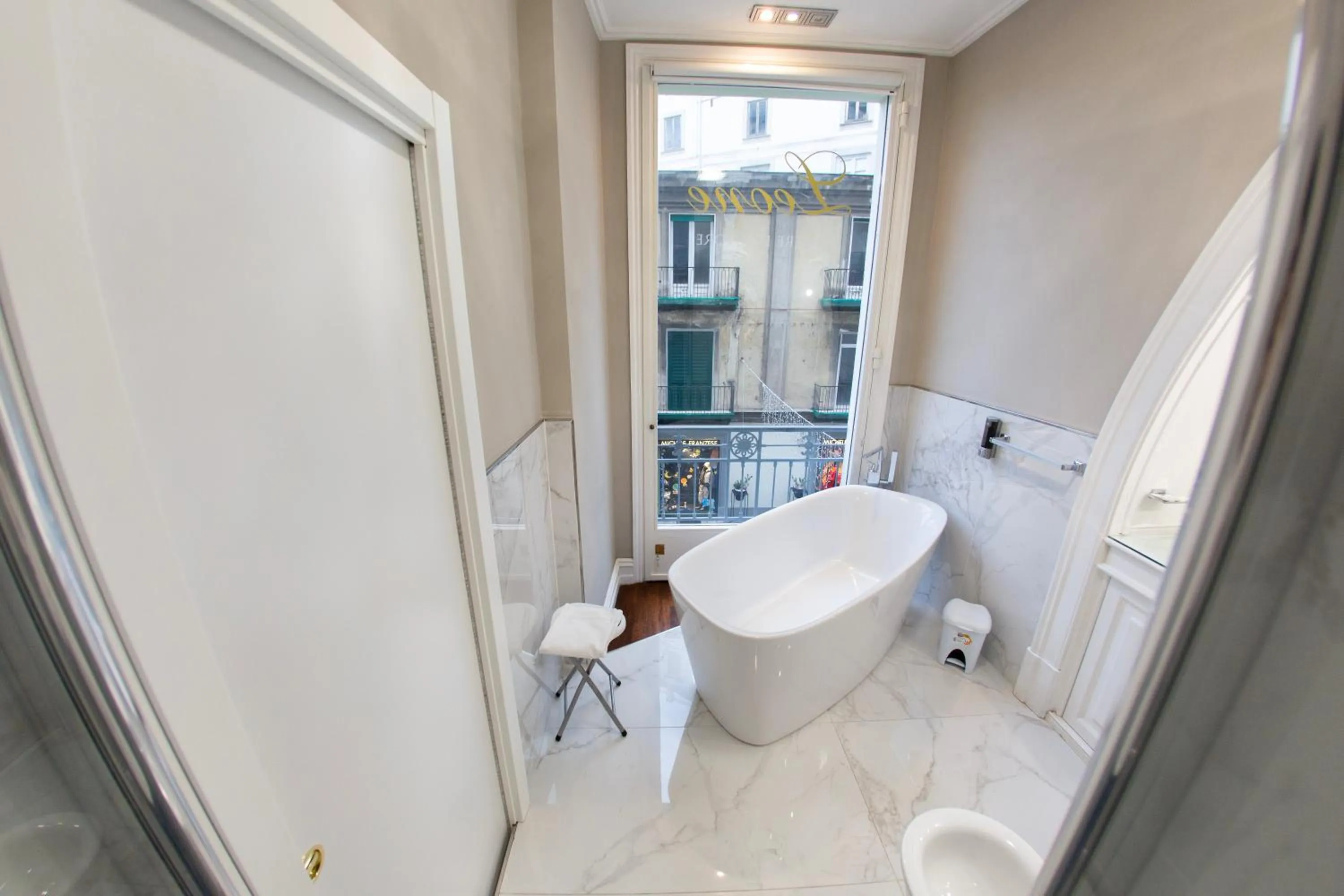 Leone Camere D'autore - CHIAIA