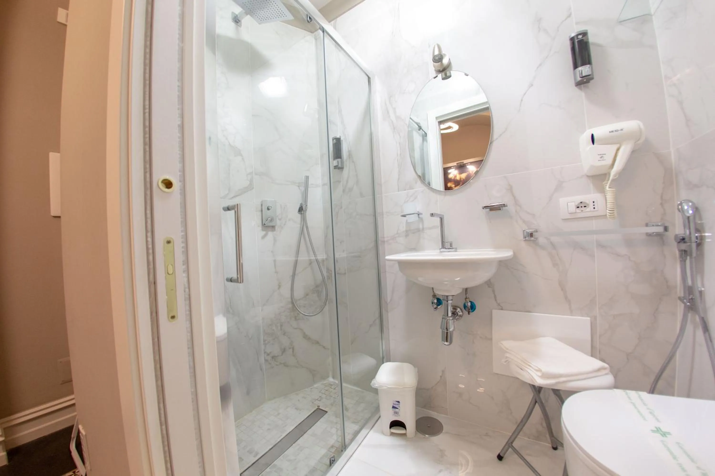 Leone Camere D'autore - CHIAIA