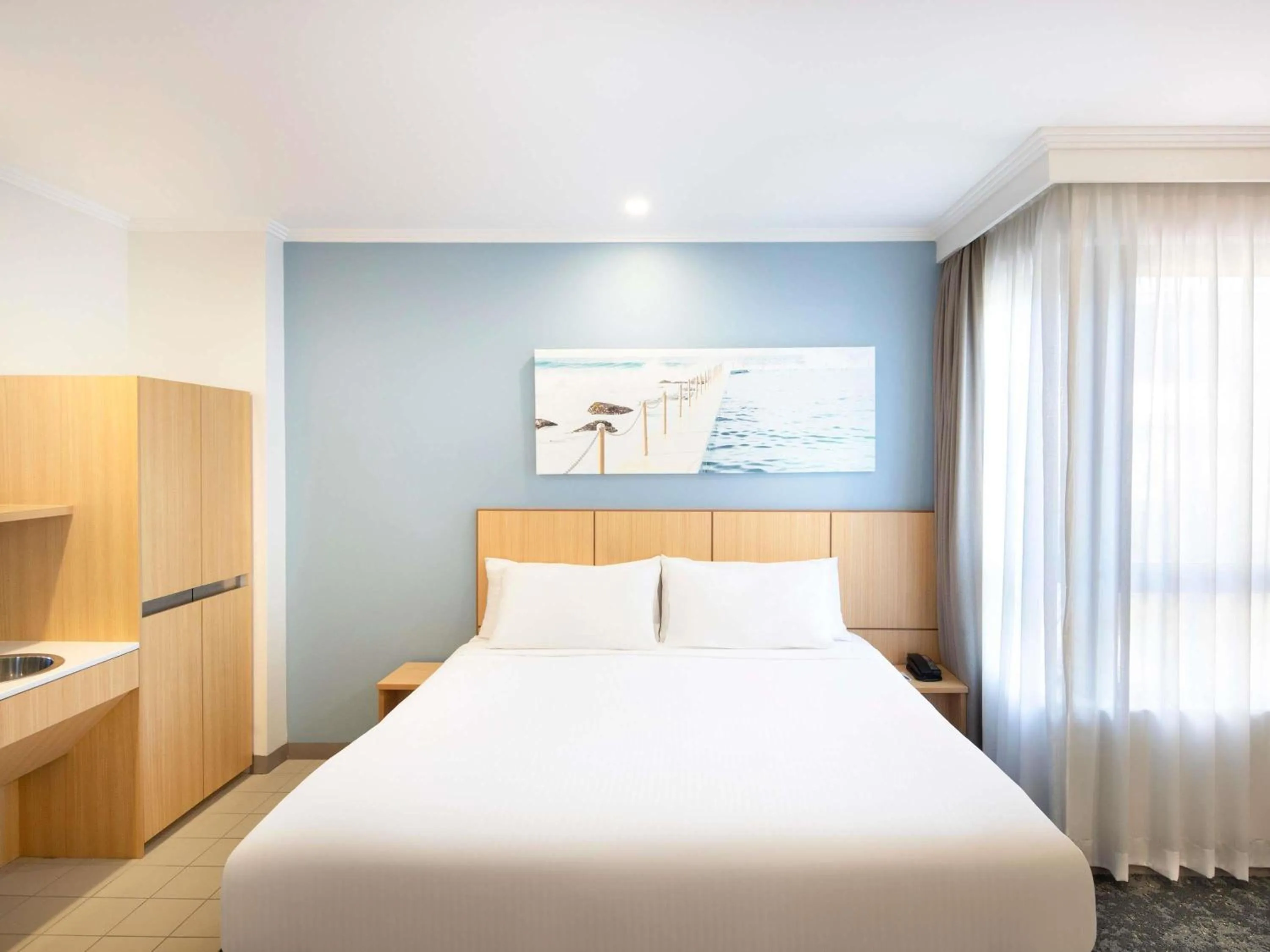 Bedroom, Bed in Mercure Sydney Manly Warringah