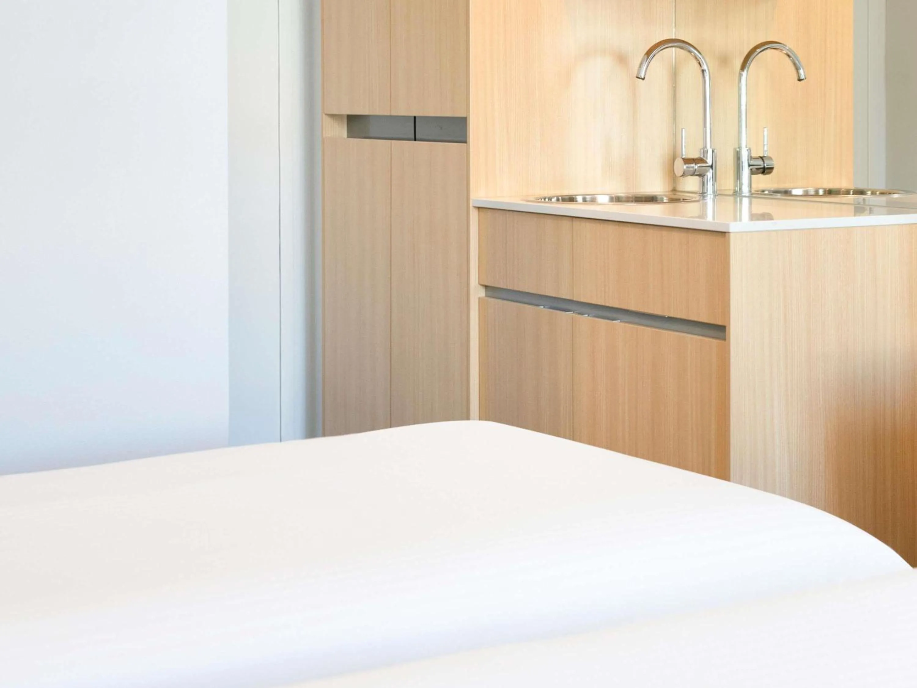 Bedroom, Bed in Mercure Sydney Manly Warringah