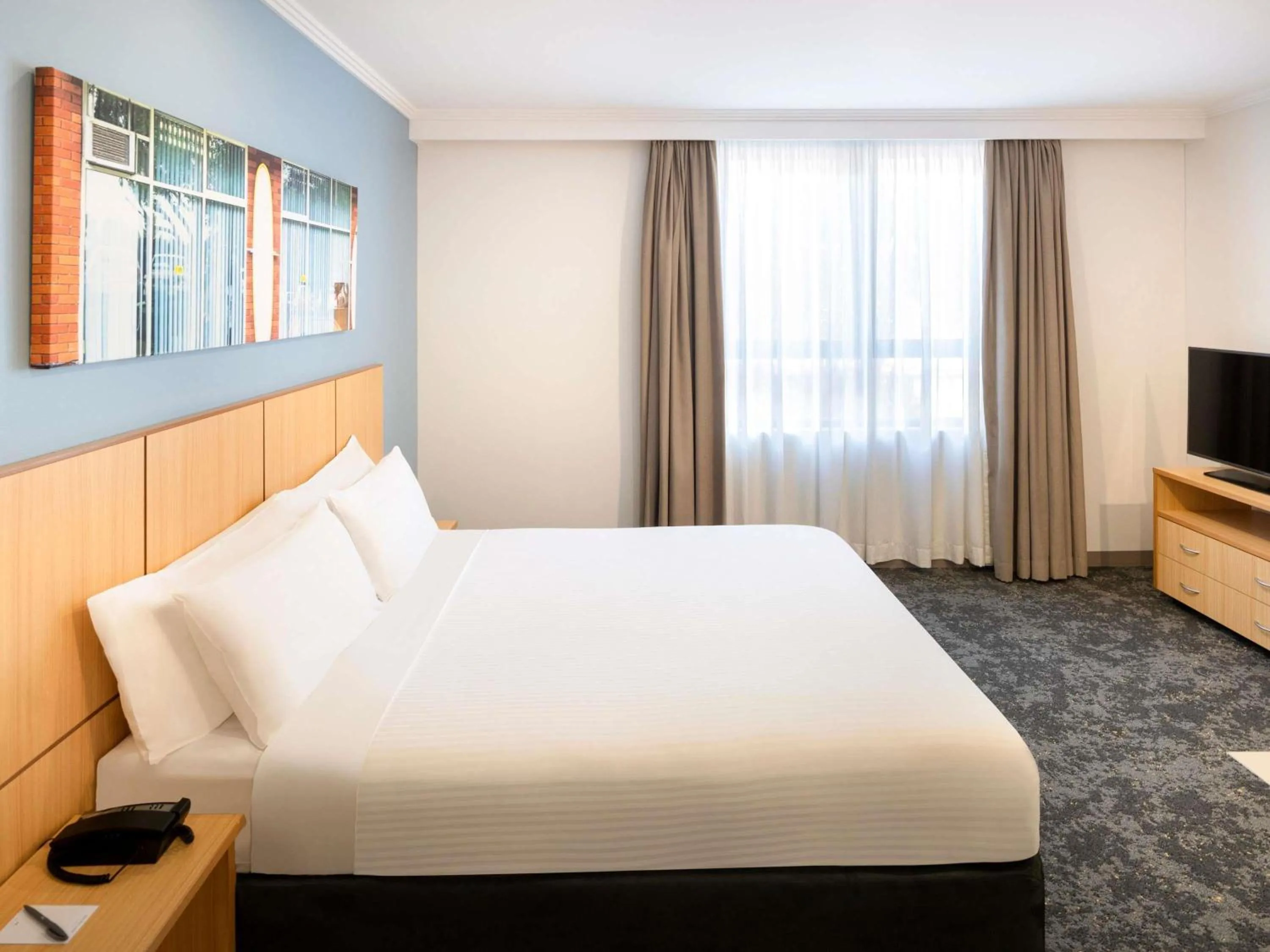 Bedroom, Bed in Mercure Sydney Manly Warringah
