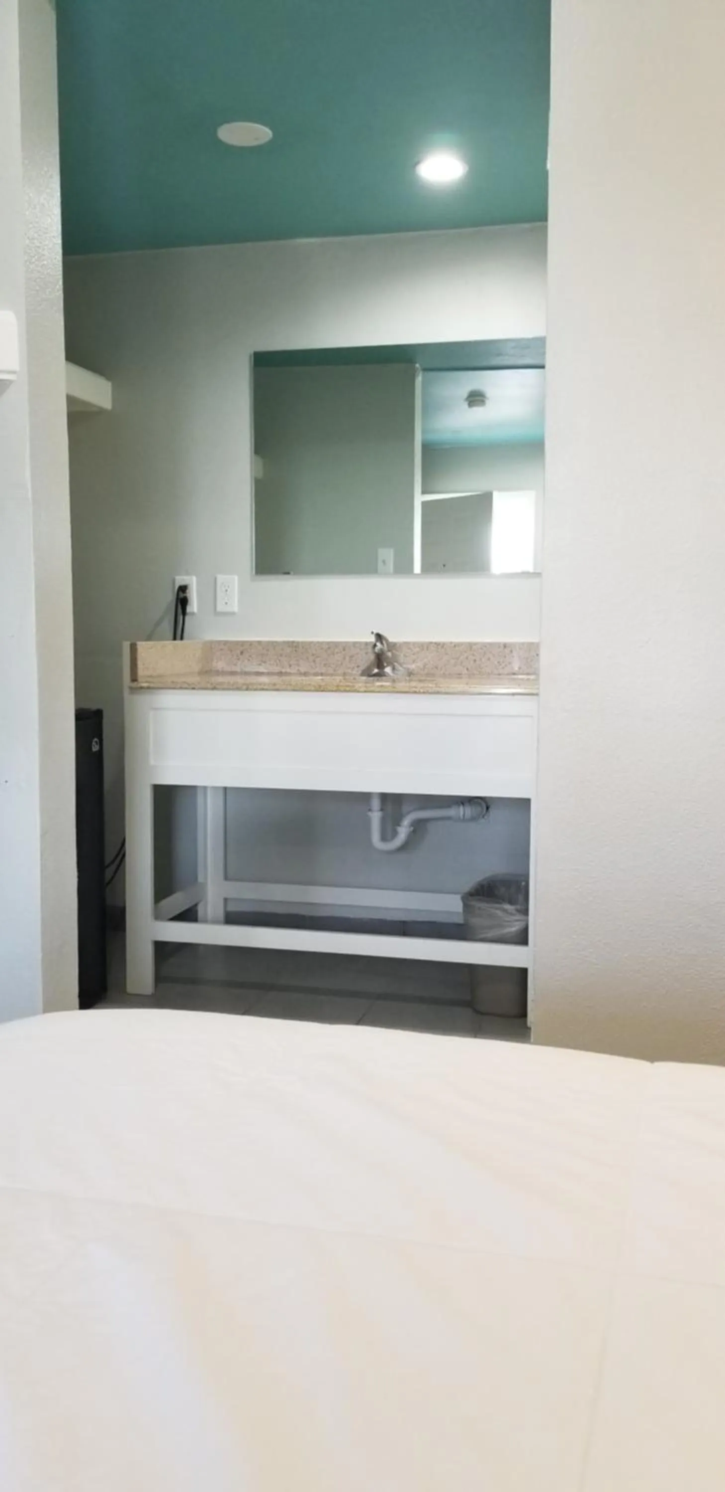 Bathroom, Bed in Maxim III Motel