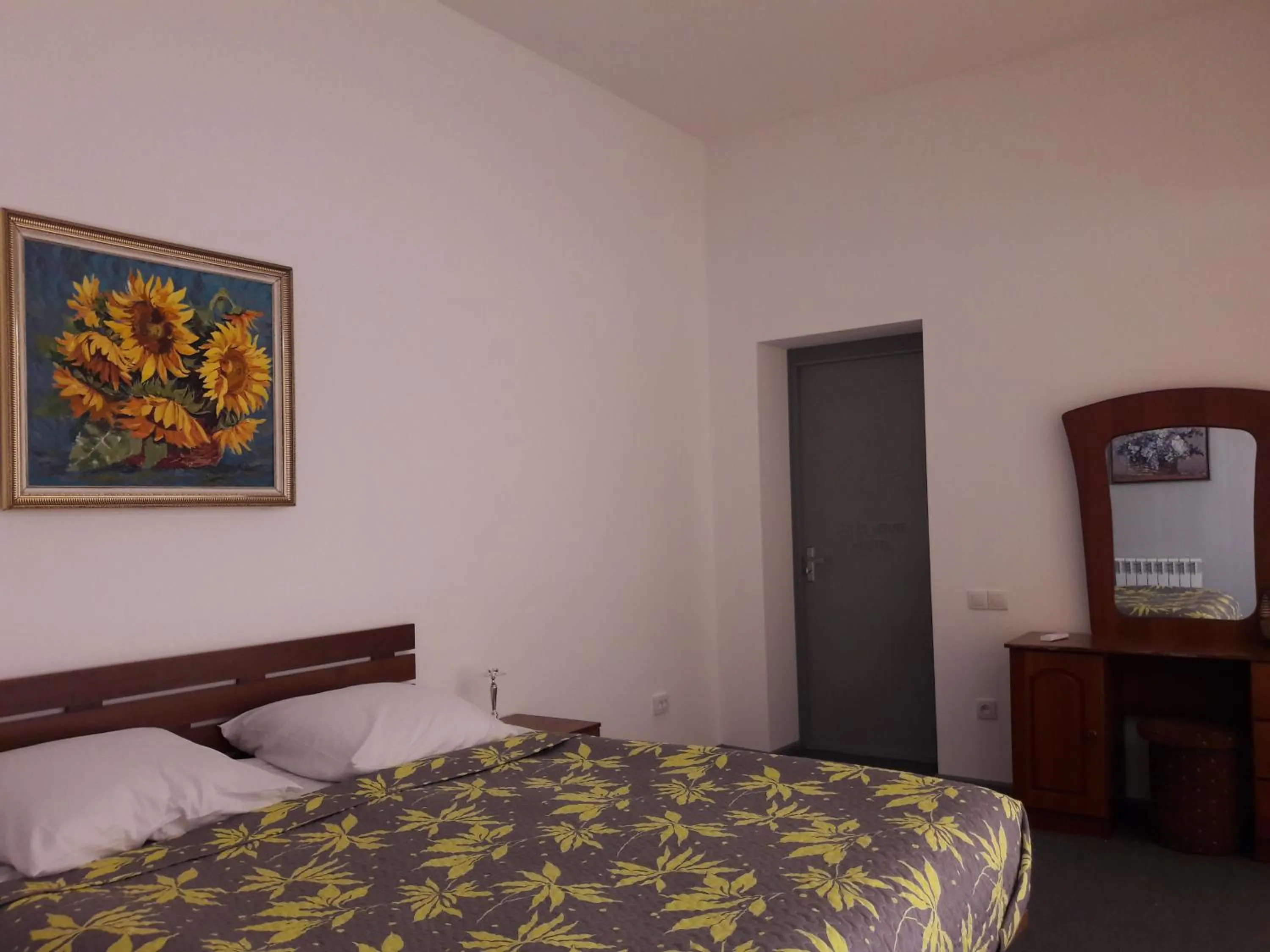 Photo of the whole room in Jules Verne Hostel