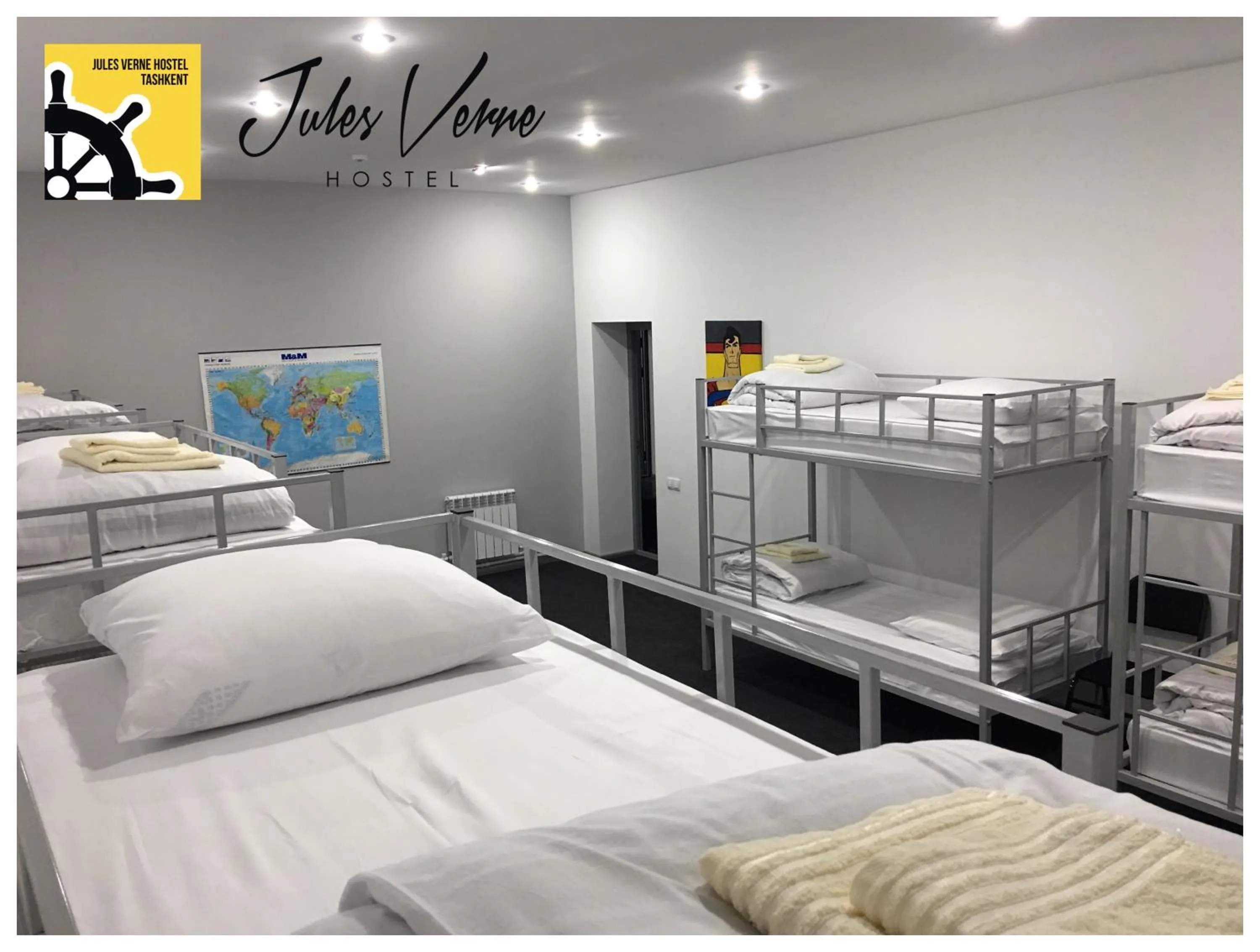 bunk bed in Jules Verne Hostel