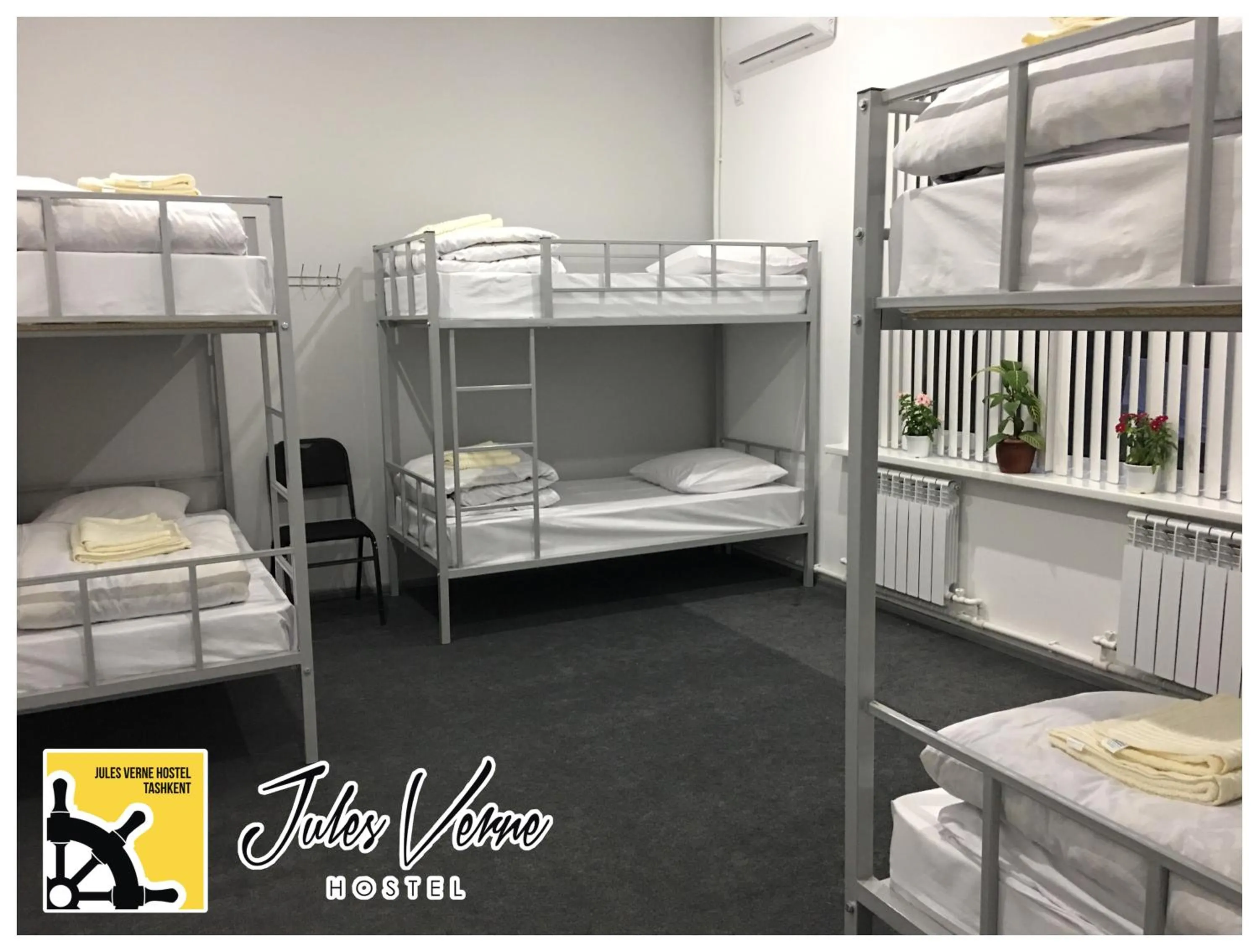 bunk bed in Jules Verne Hostel