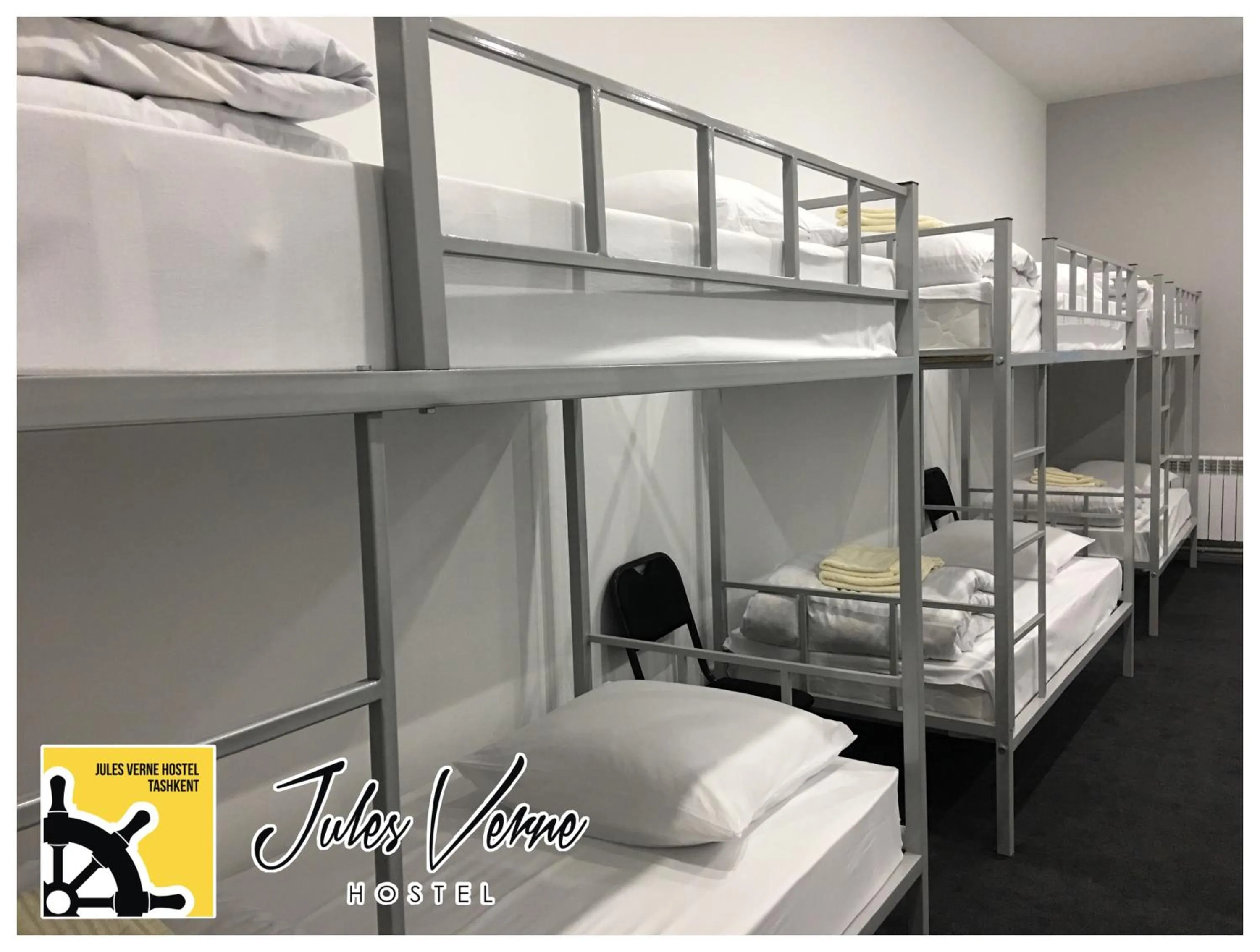 bunk bed in Jules Verne Hostel