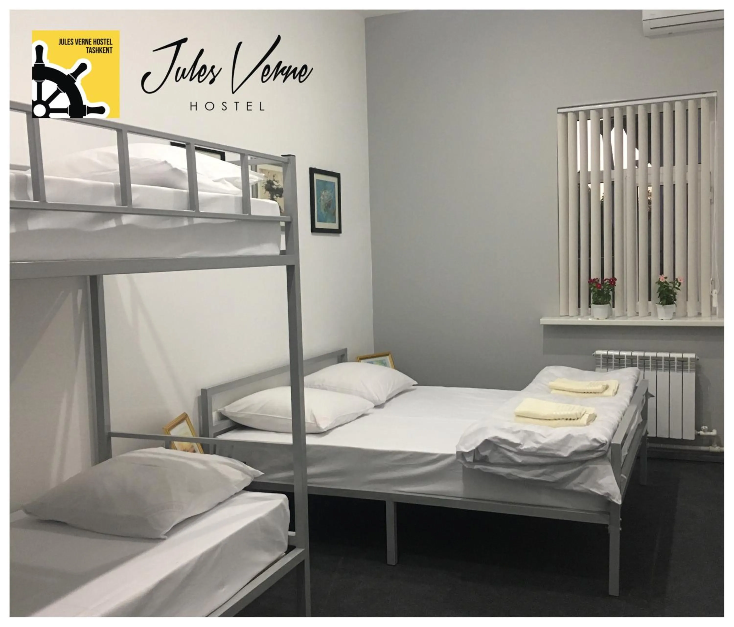 bunk bed in Jules Verne Hostel