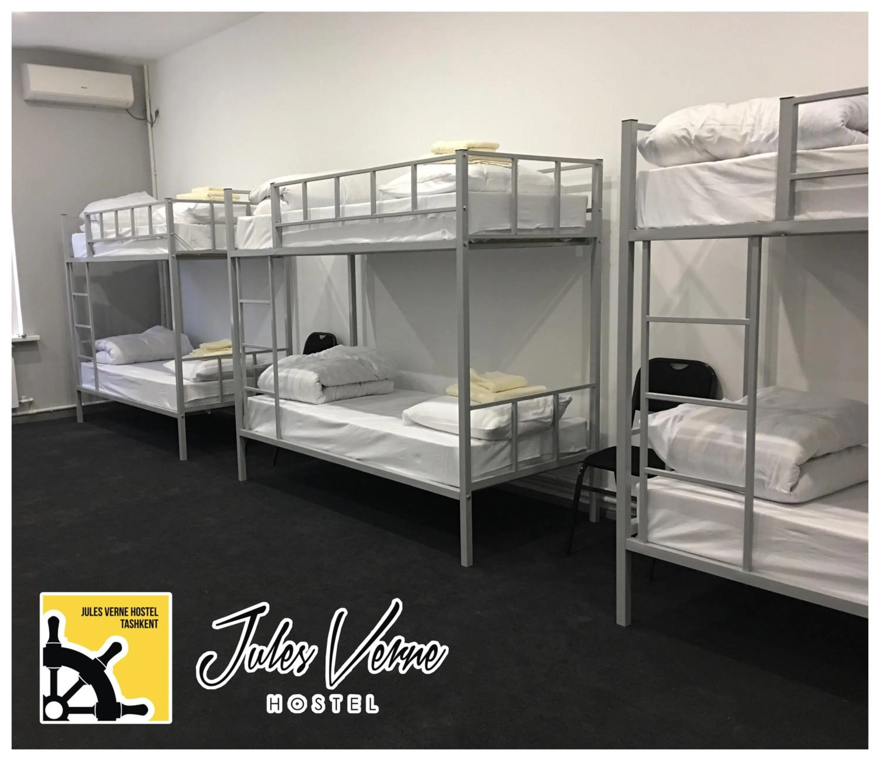 bunk bed in Jules Verne Hostel