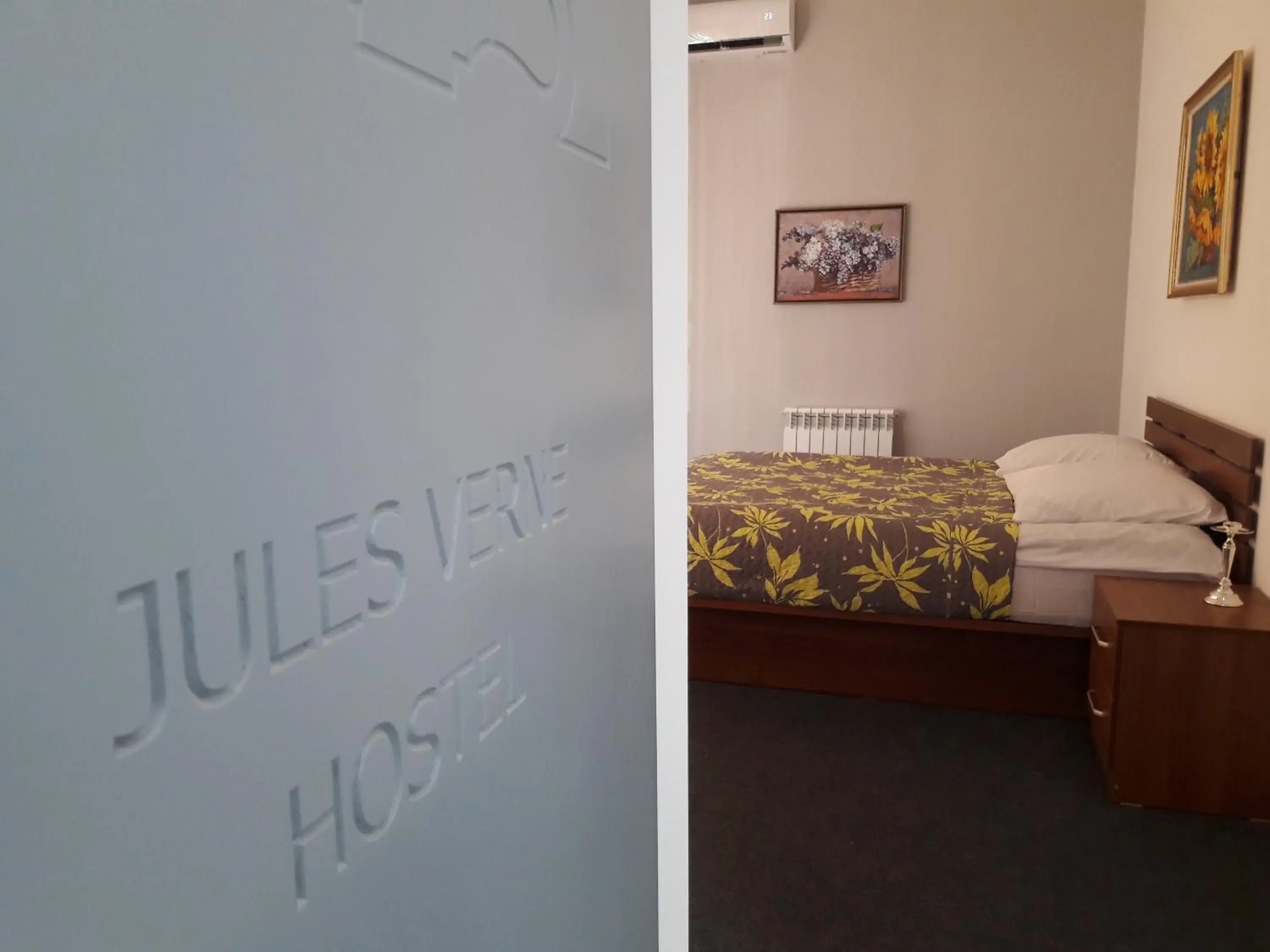 Double Room - single occupancy in Jules Verne Hostel Double Room - single occupancy in Jules Verne Hostel