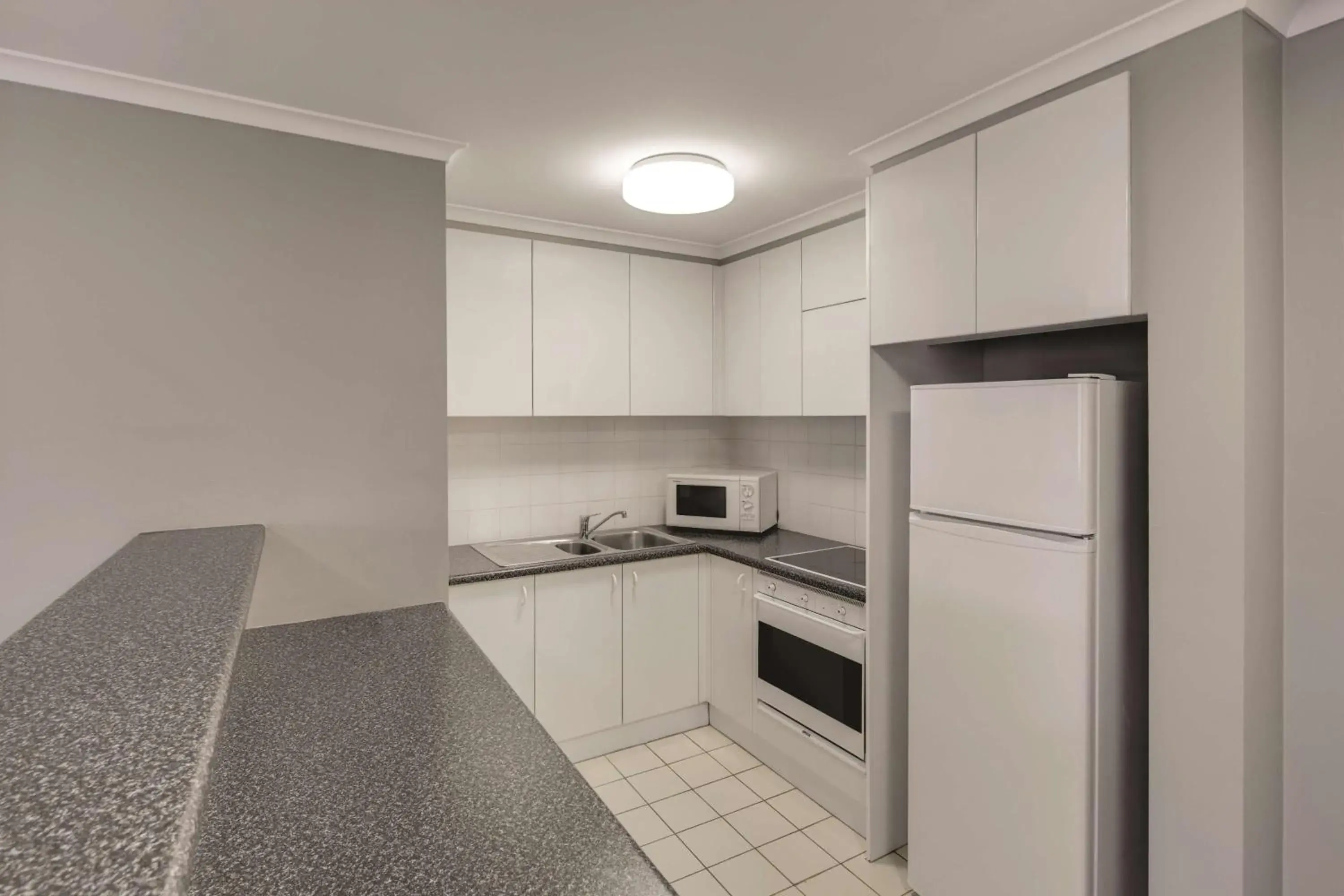 Kitchen or kitchenette in Adina Serviced Apartments Canberra James Court Kitchen or kitchenette in Adina Serviced Apartments Canberra James Court