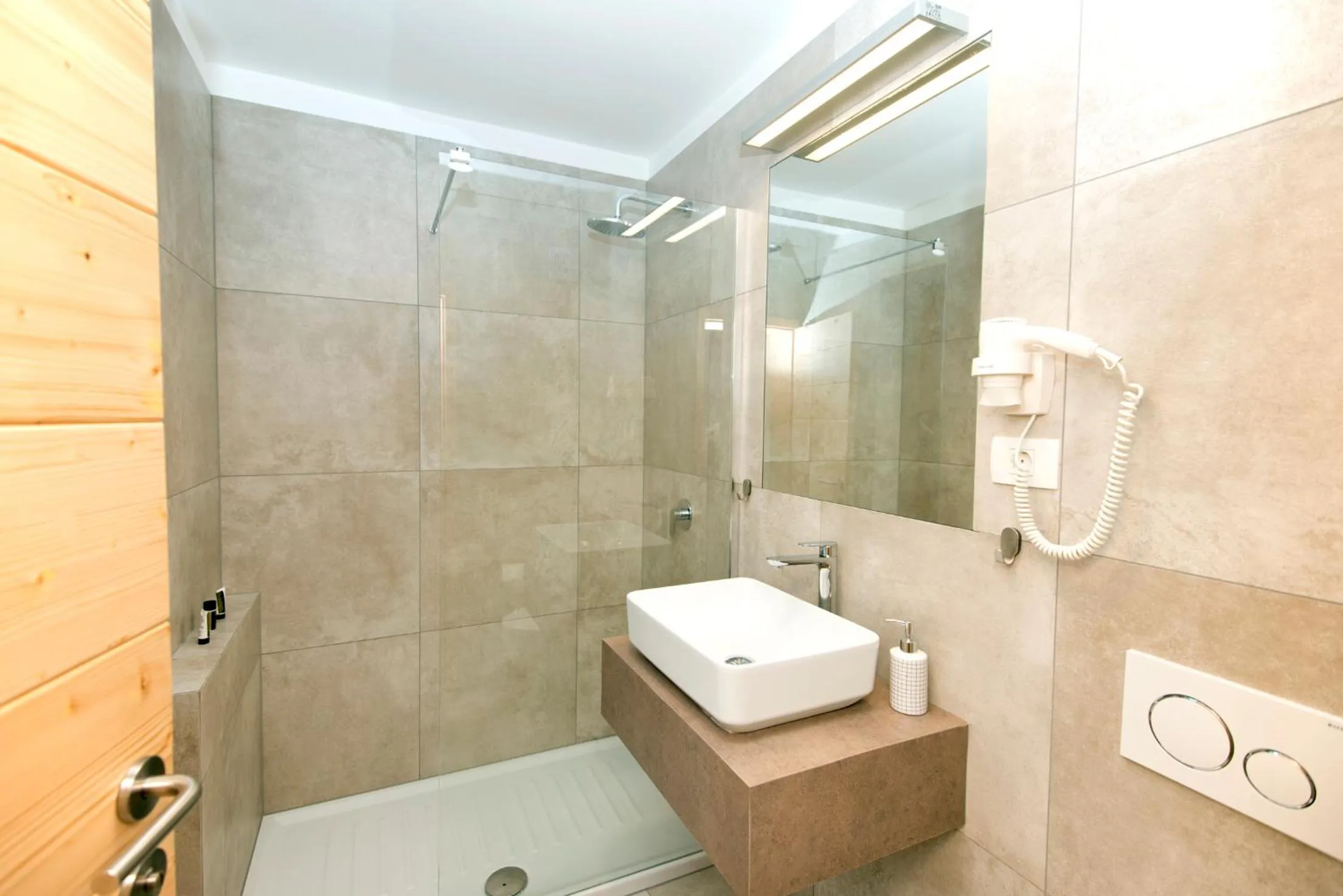 Shower in Vila Alpina