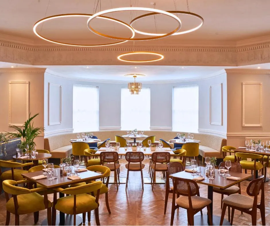 Restaurant/places to eat in Shaw Hill Hotel Golf And Country Club