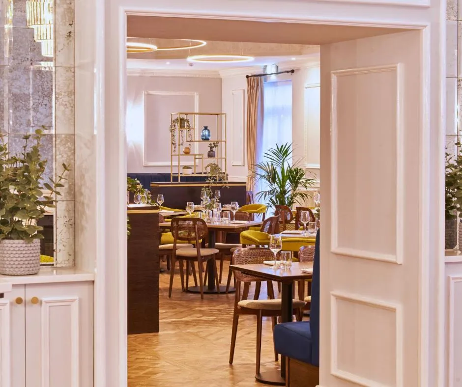 Restaurant/places to eat in Shaw Hill Hotel Golf And Country Club