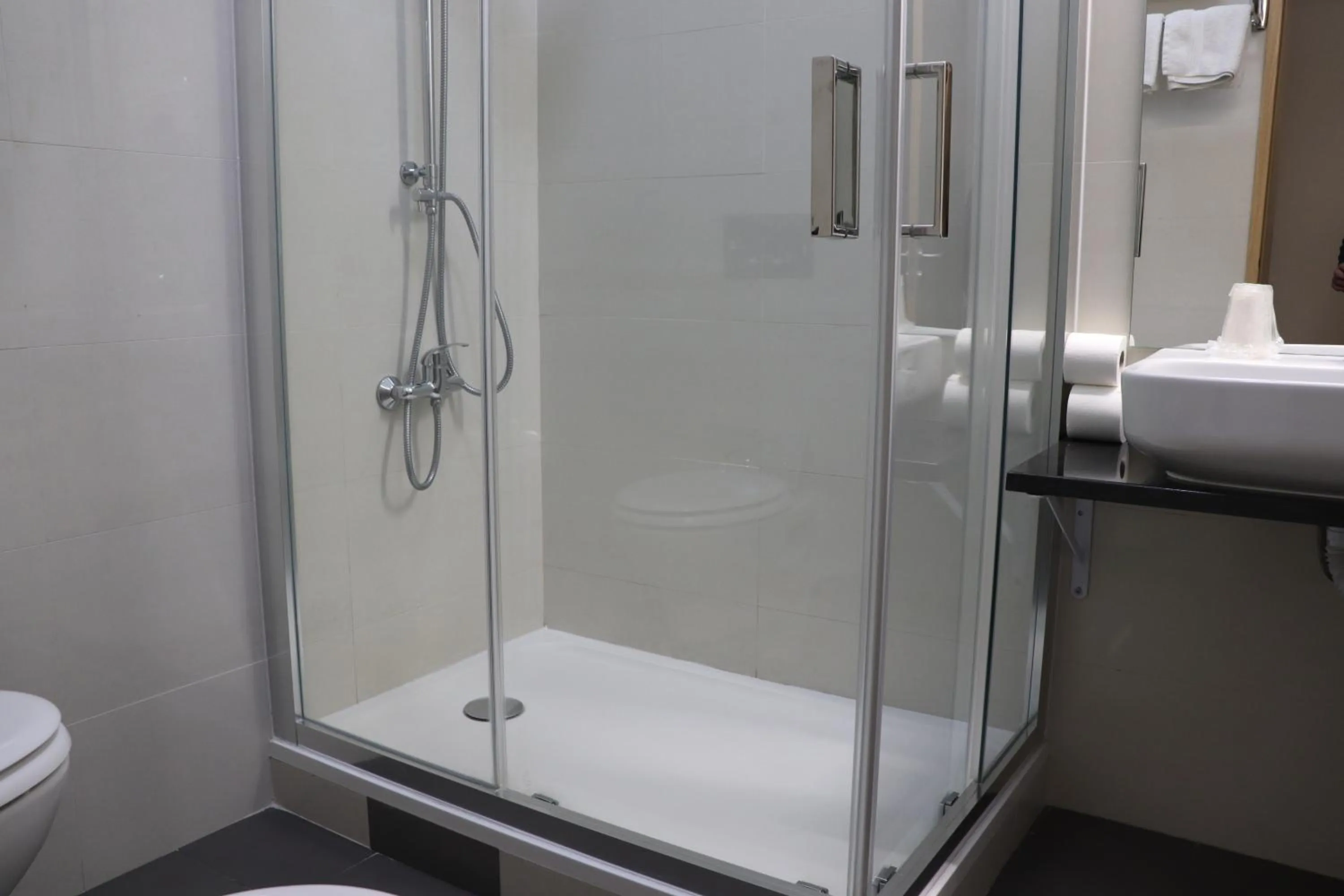 Shower in Hotel Belém Tejo - Setubalense