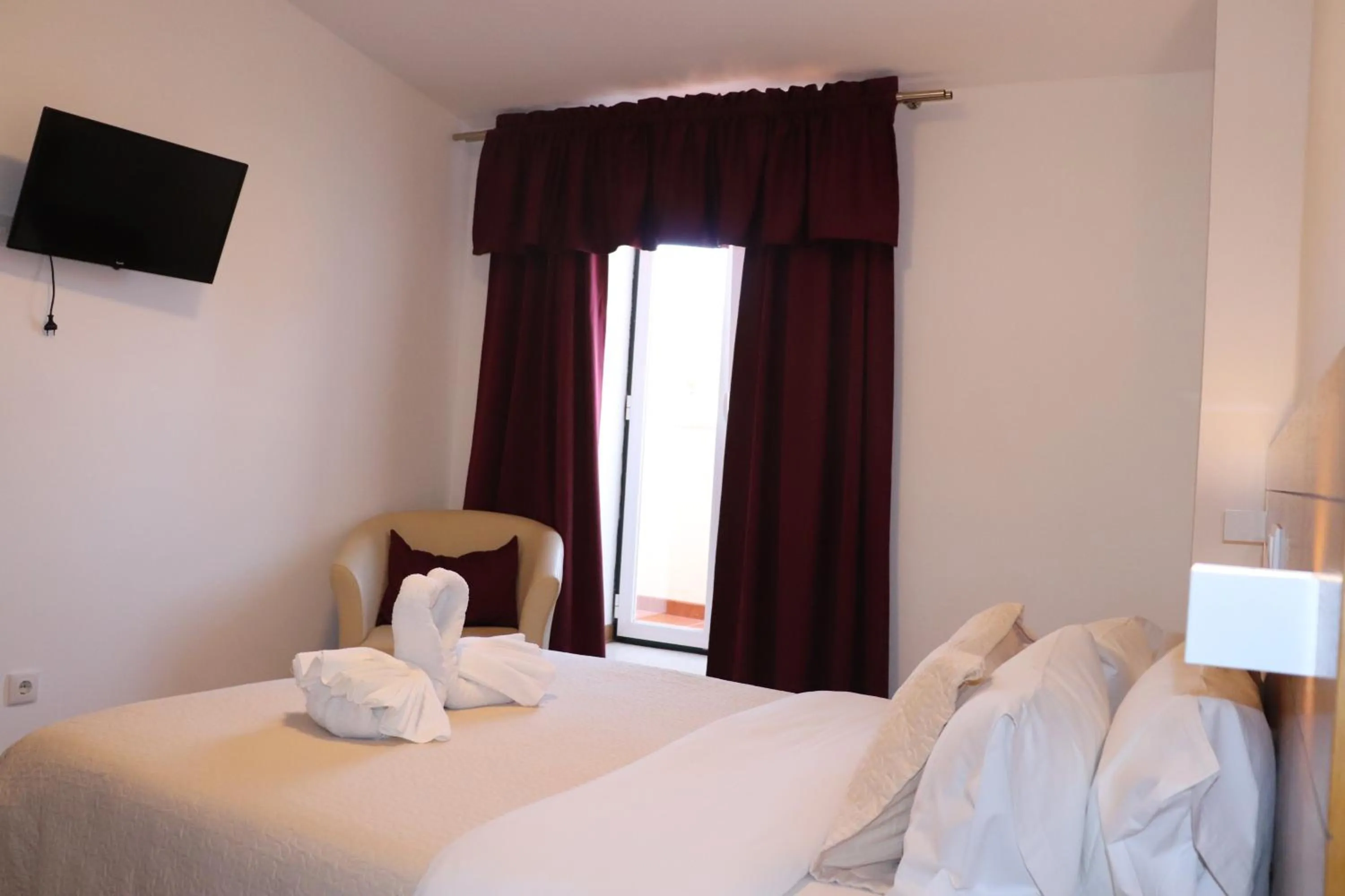 Photo of the whole room, Bed in Hotel Belém Tejo - Setubalense