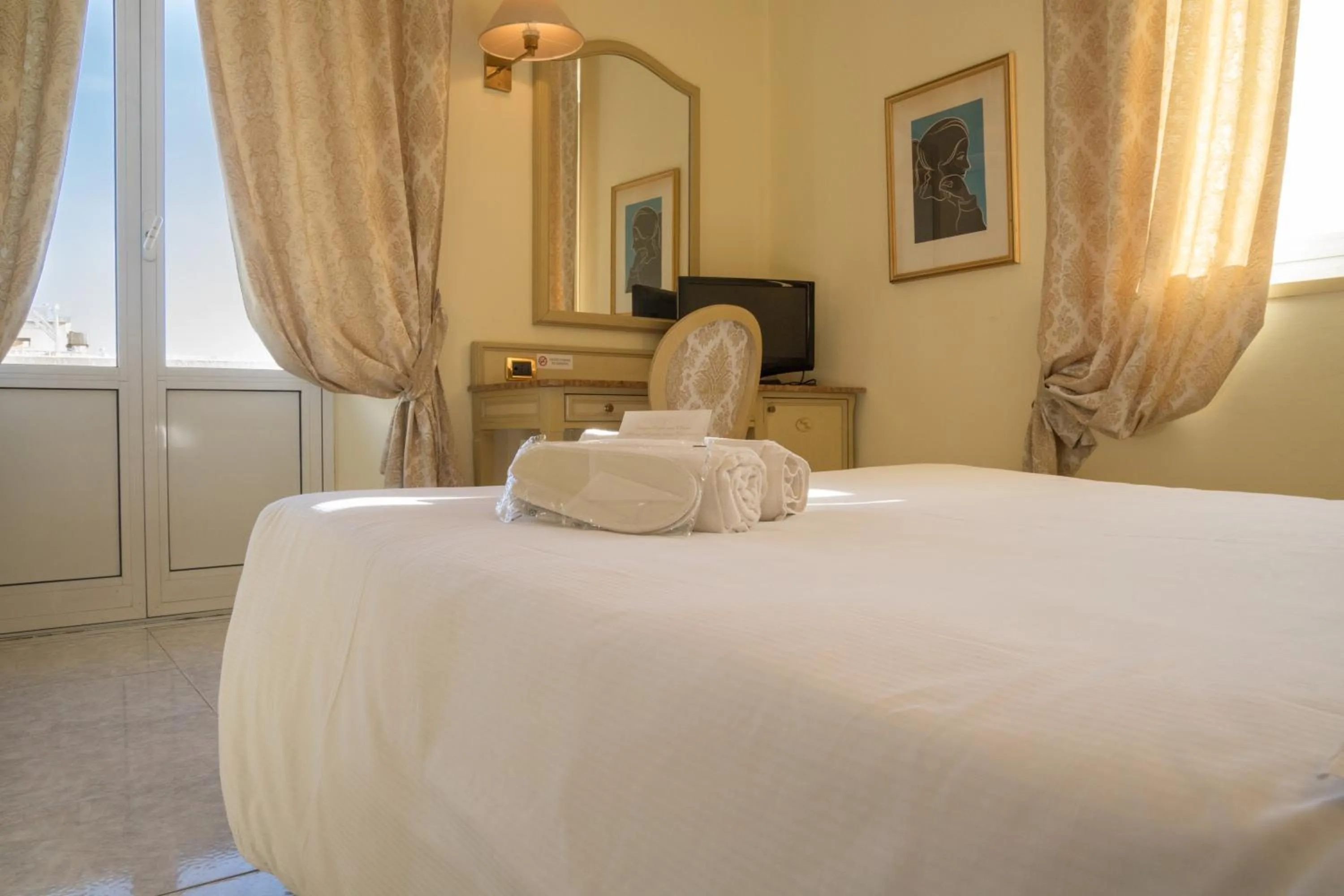 Bedroom, Bed in Ena Hotel