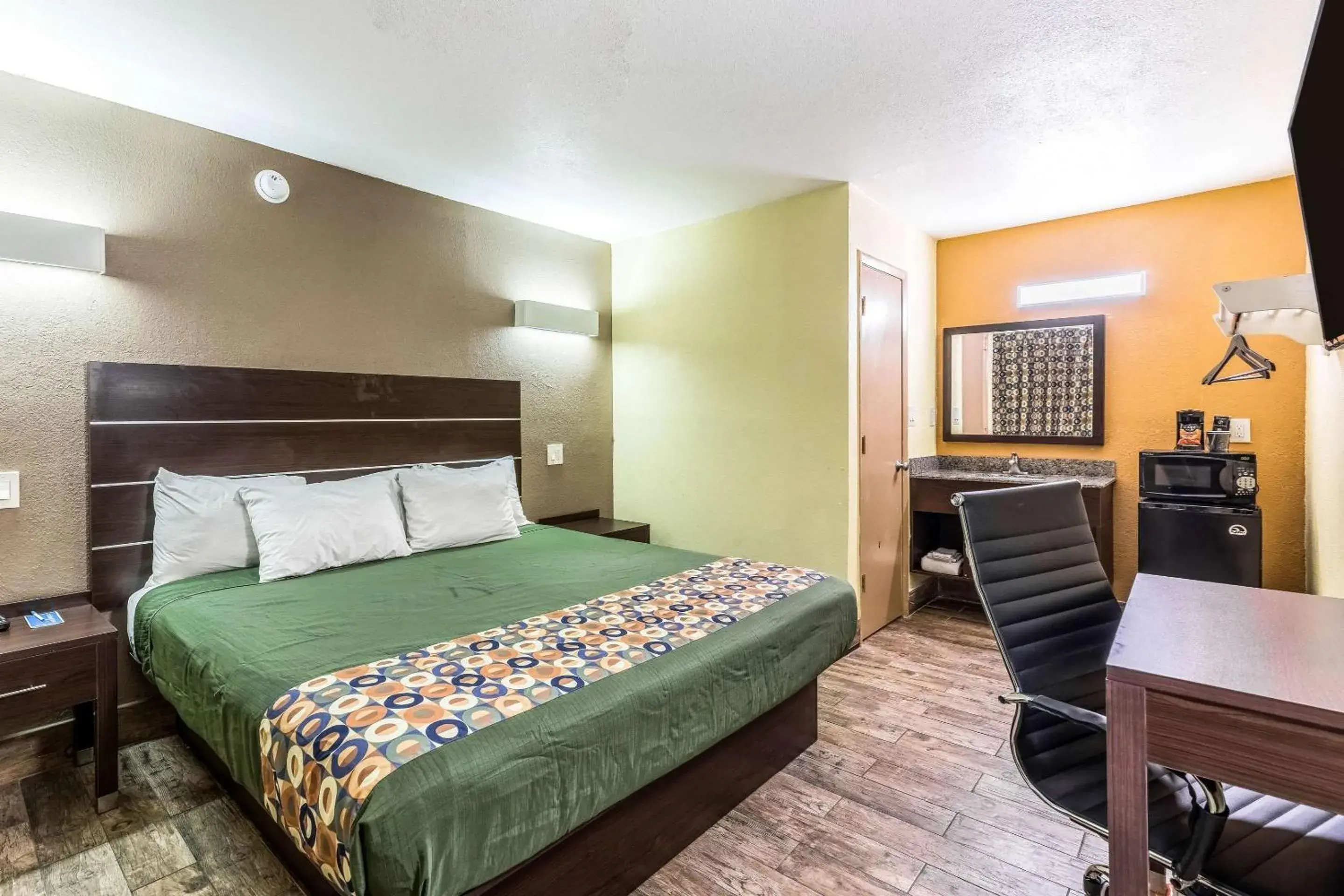 Standard Queen Room - Smoking in Rodeway Inn Fairgrounds-Casino Standard Queen Room - Smoking in Rodeway Inn Fairgrounds-Casino