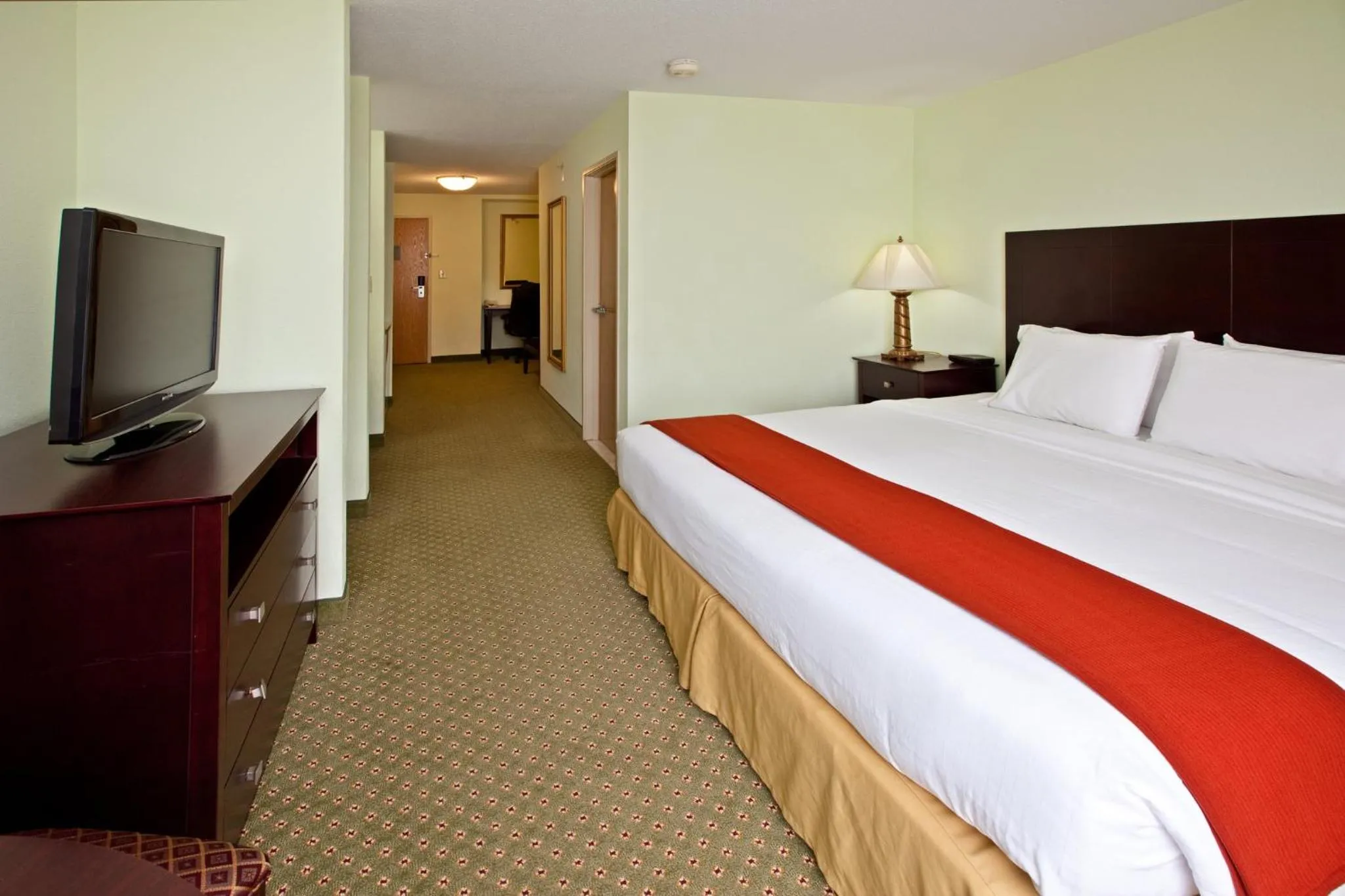 Photo of the whole room, Bed in Holiday Inn Express Scottsburg by IHG