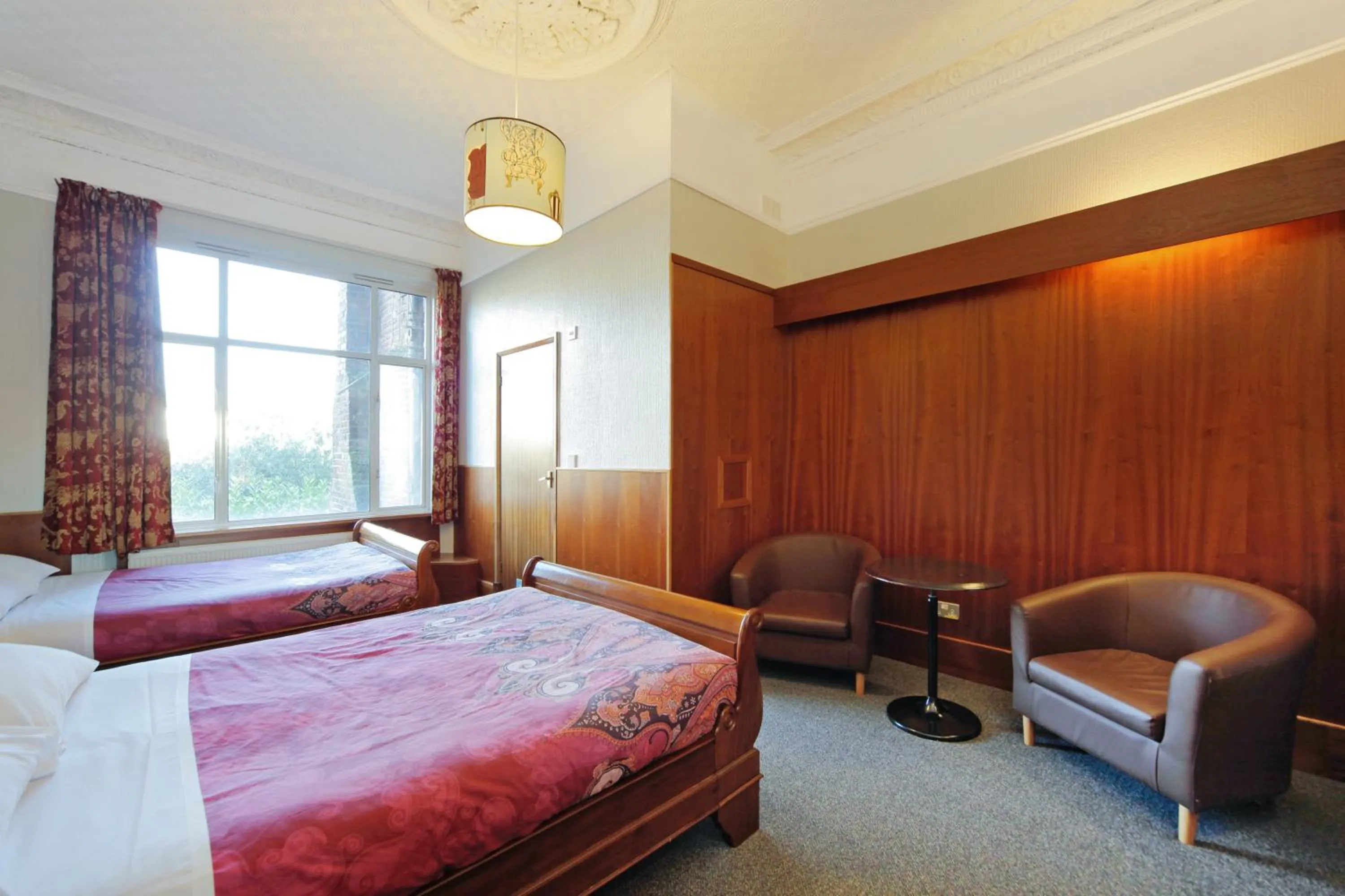 Photo of the whole room, Bed in London Visitors Hotel