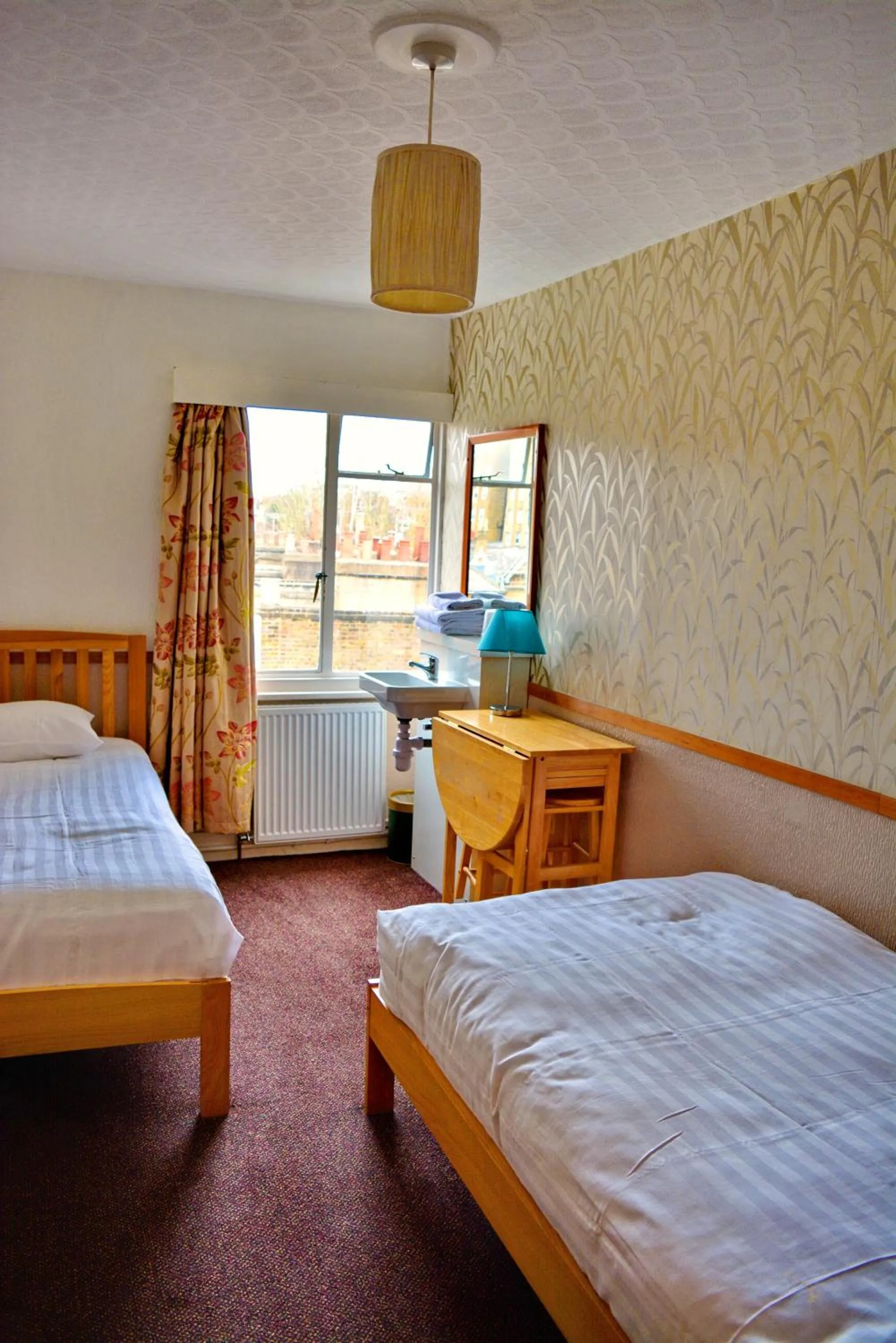 Day, Bed in London Visitors Hotel