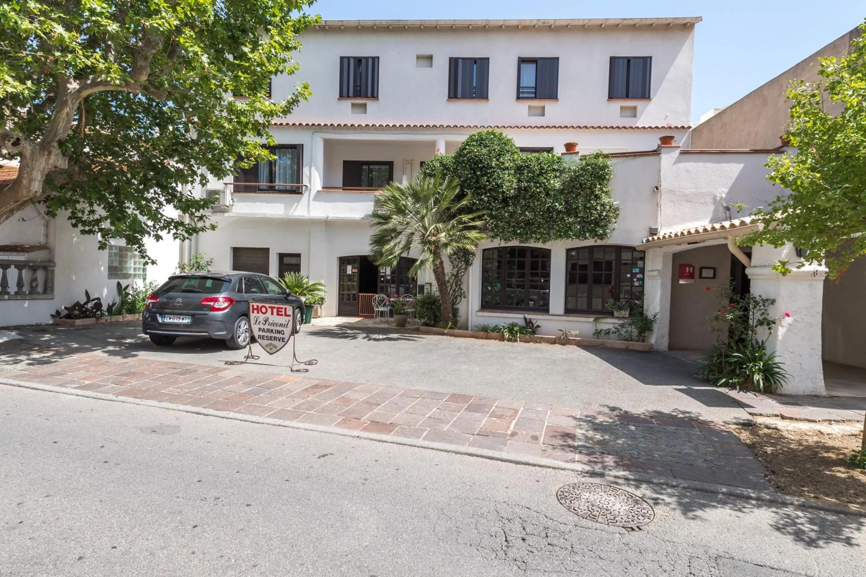 Facade/entrance in Le Preconil