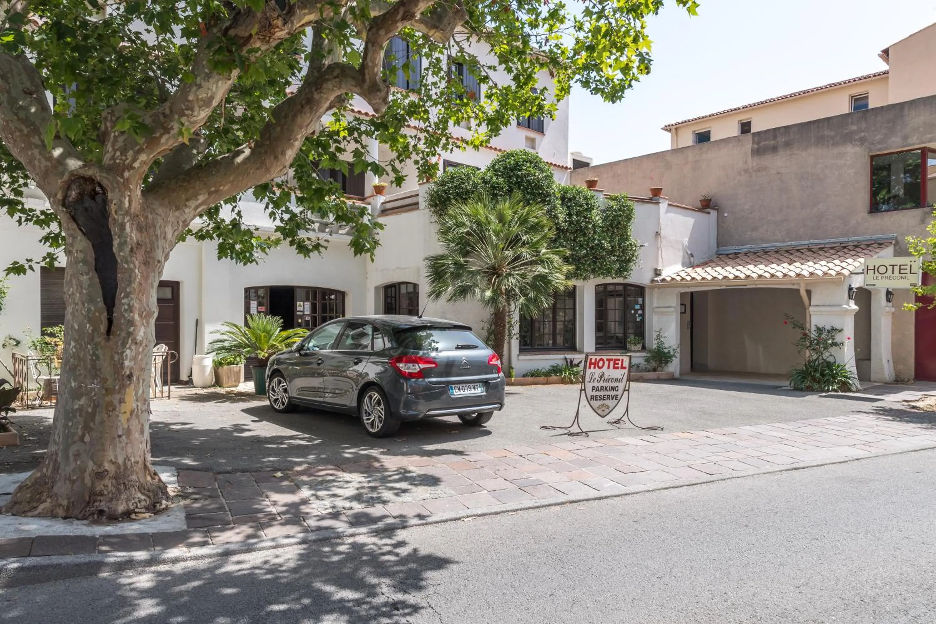 Facade/entrance in Le Preconil