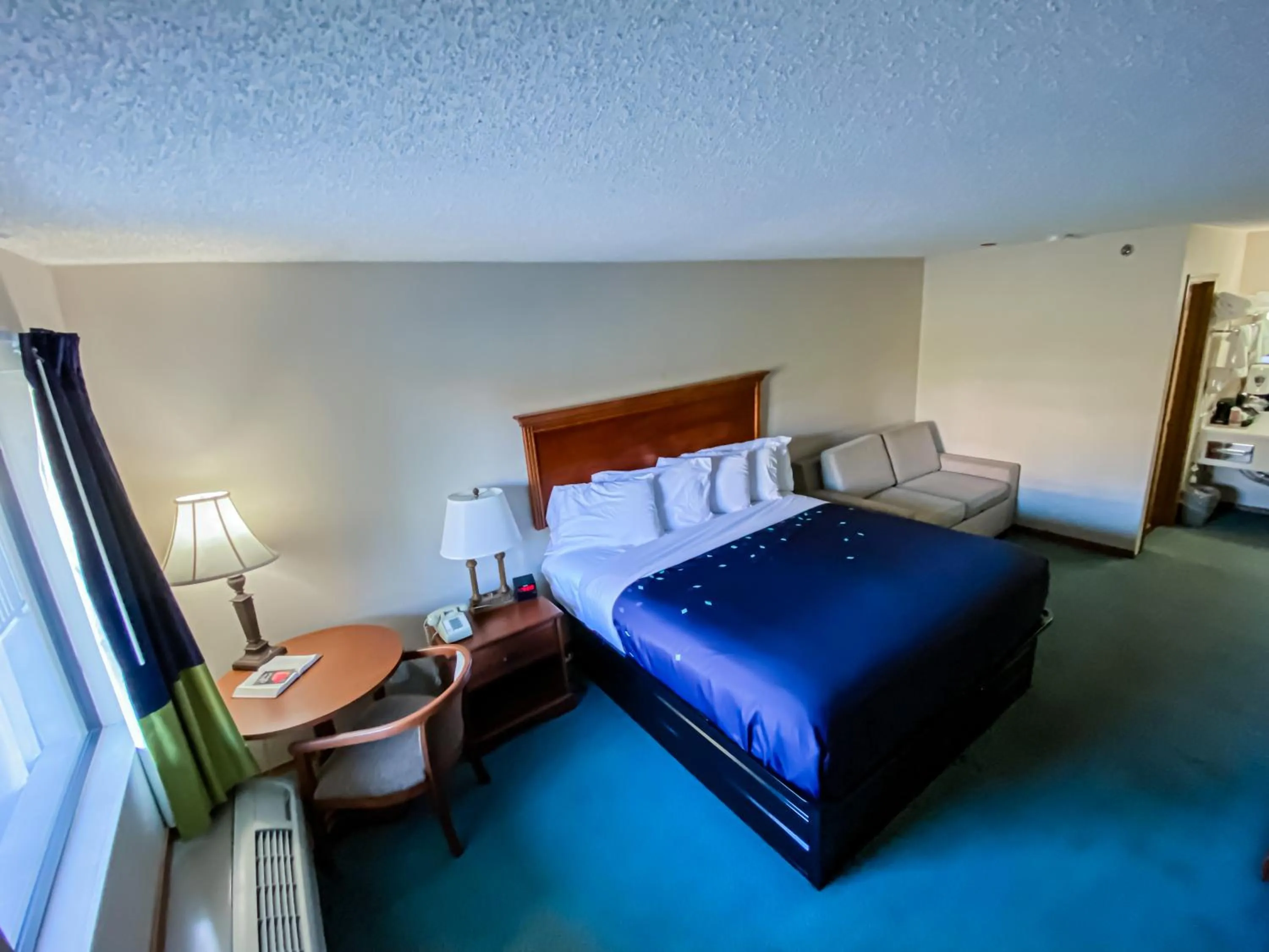 Photo of the whole room, Bed in Green Gables Inn