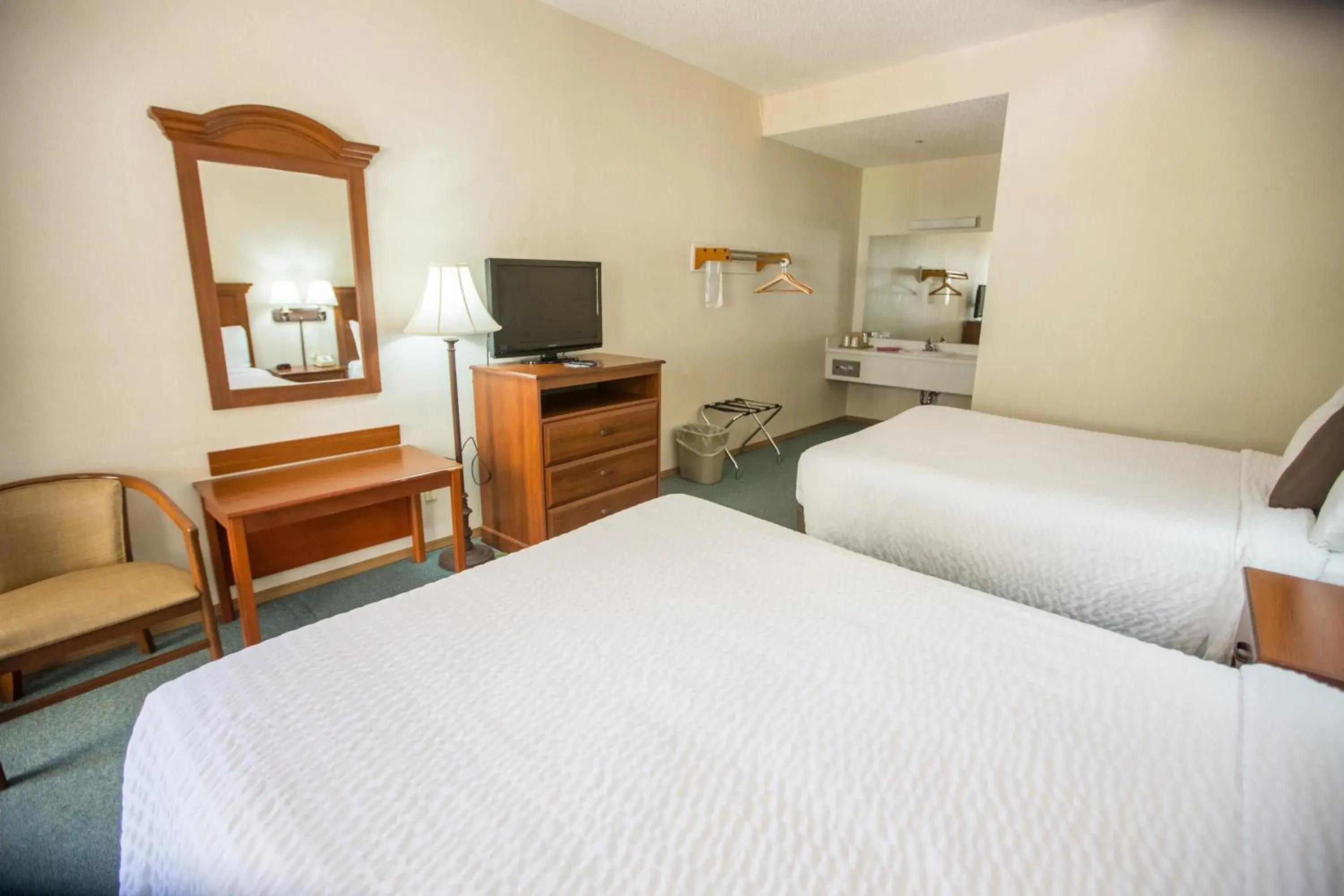 Photo of the whole room, Bed in Green Gables Inn Photo of the whole room, Bed in Green Gables Inn