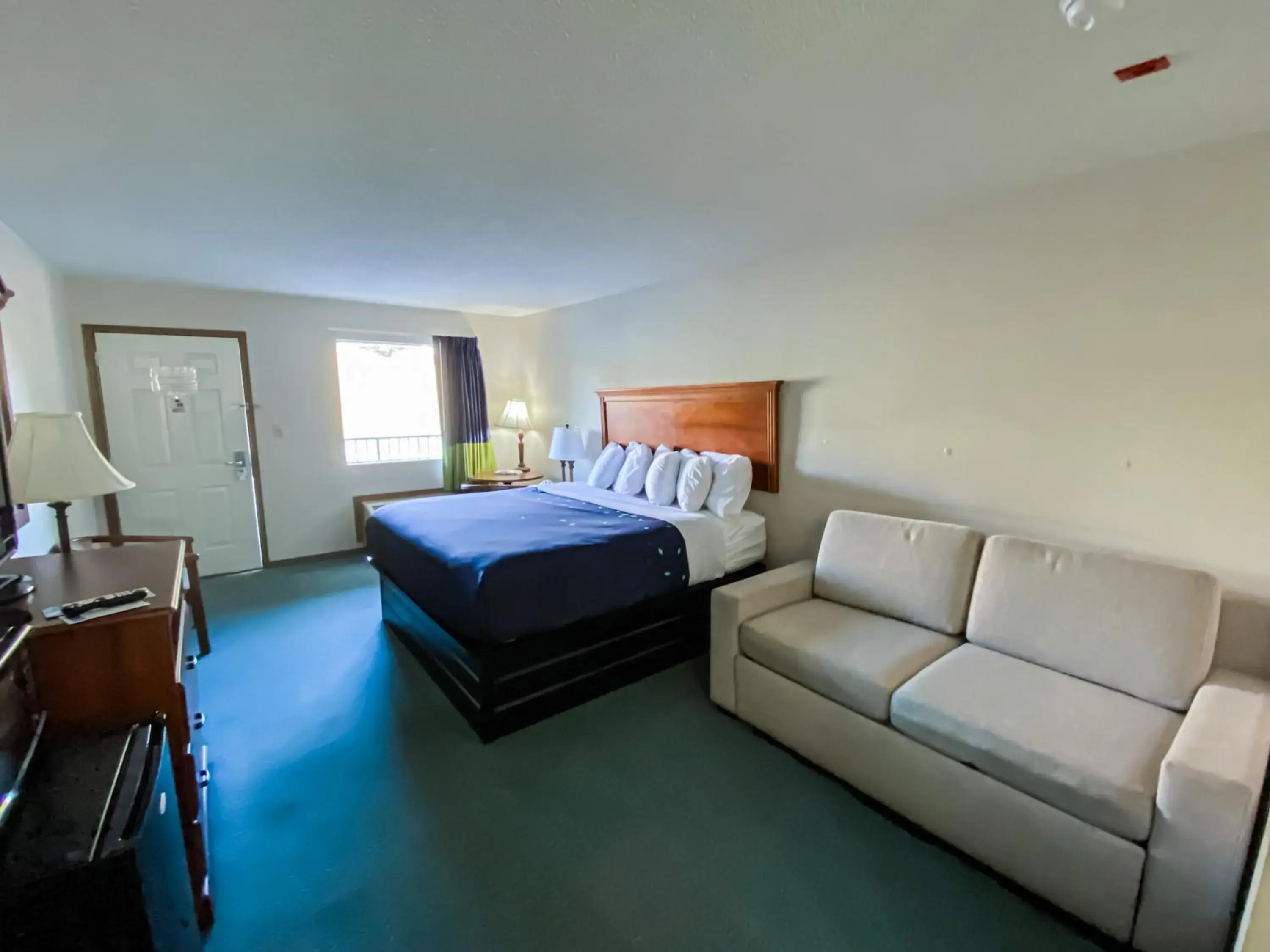 Superior King Room : Ground Level in Green Gables Inn Superior King Room : Ground Level in Green Gables Inn