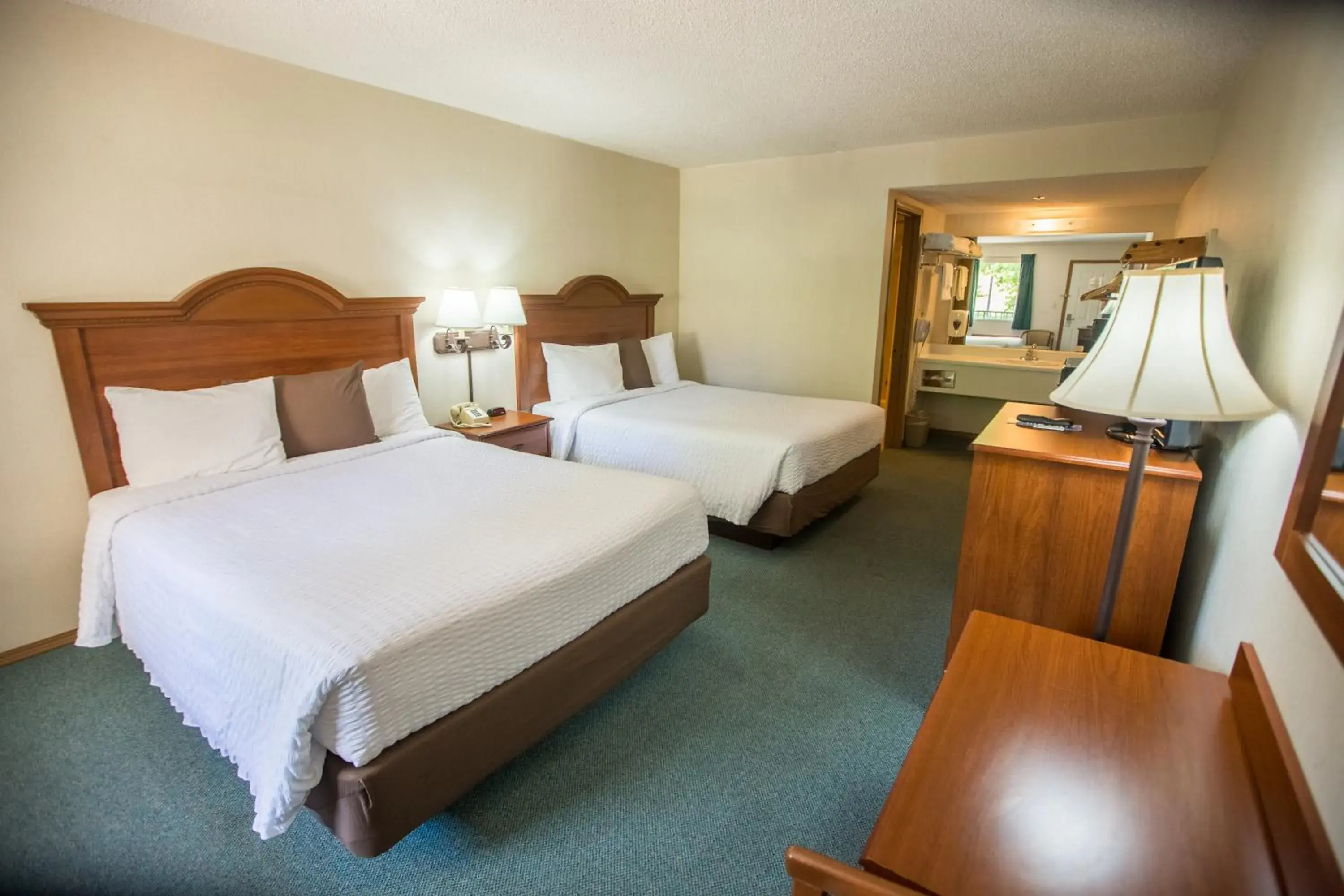 Photo of the whole room, Bed in Green Gables Inn Photo of the whole room, Bed in Green Gables Inn