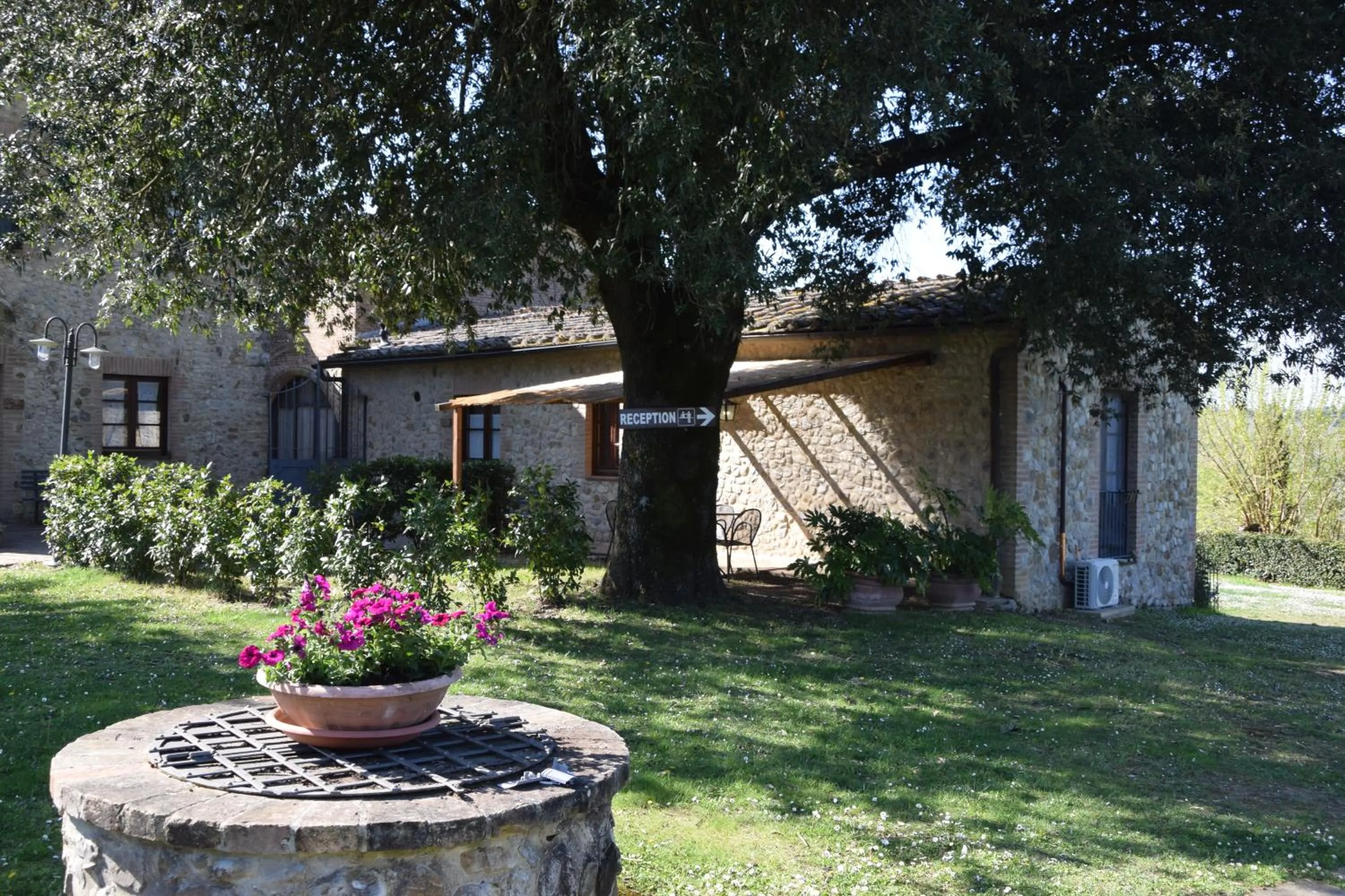 Property building in Le Rocche Di Valiano