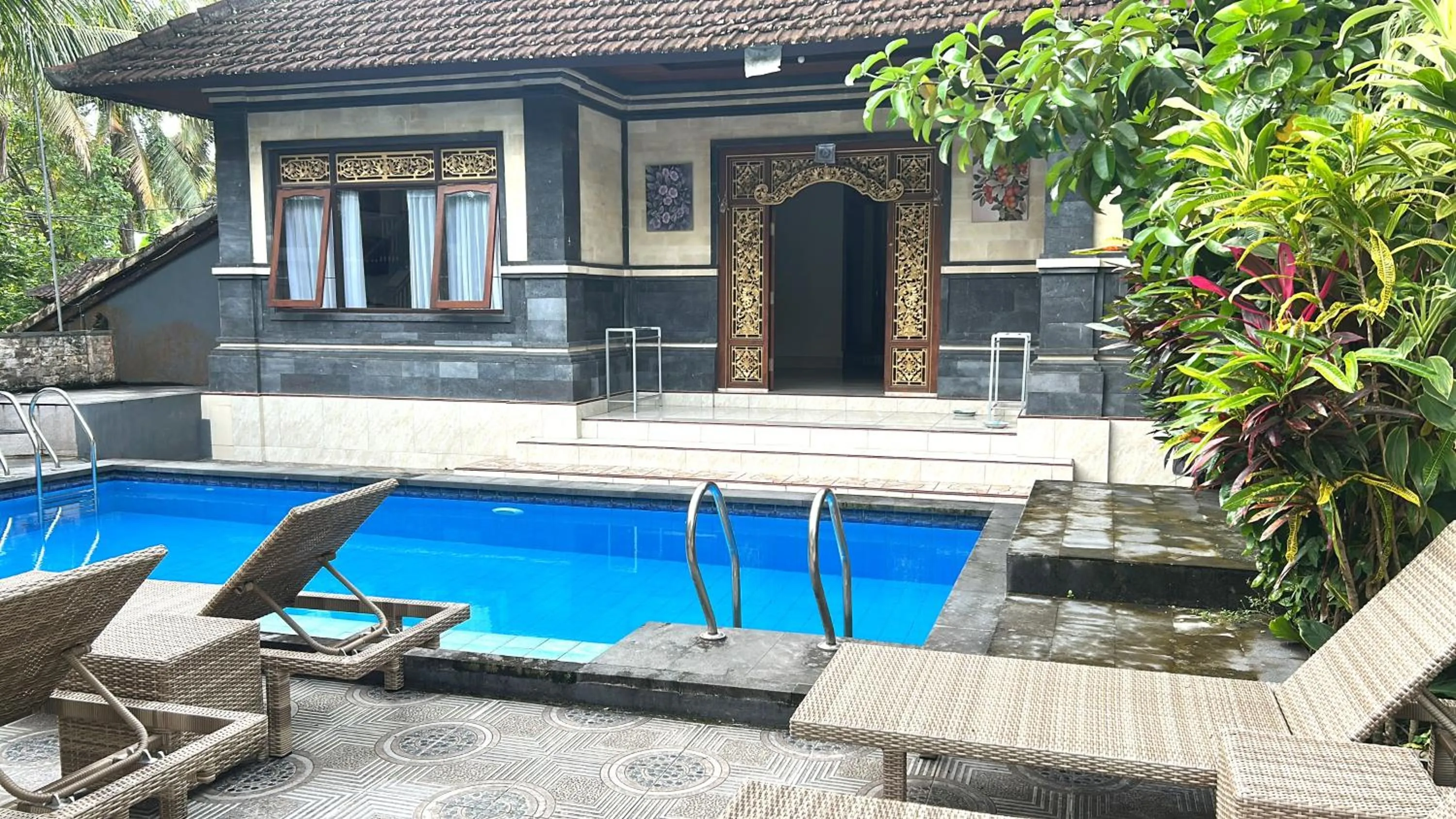 Swimming pool in Balimas Guest House