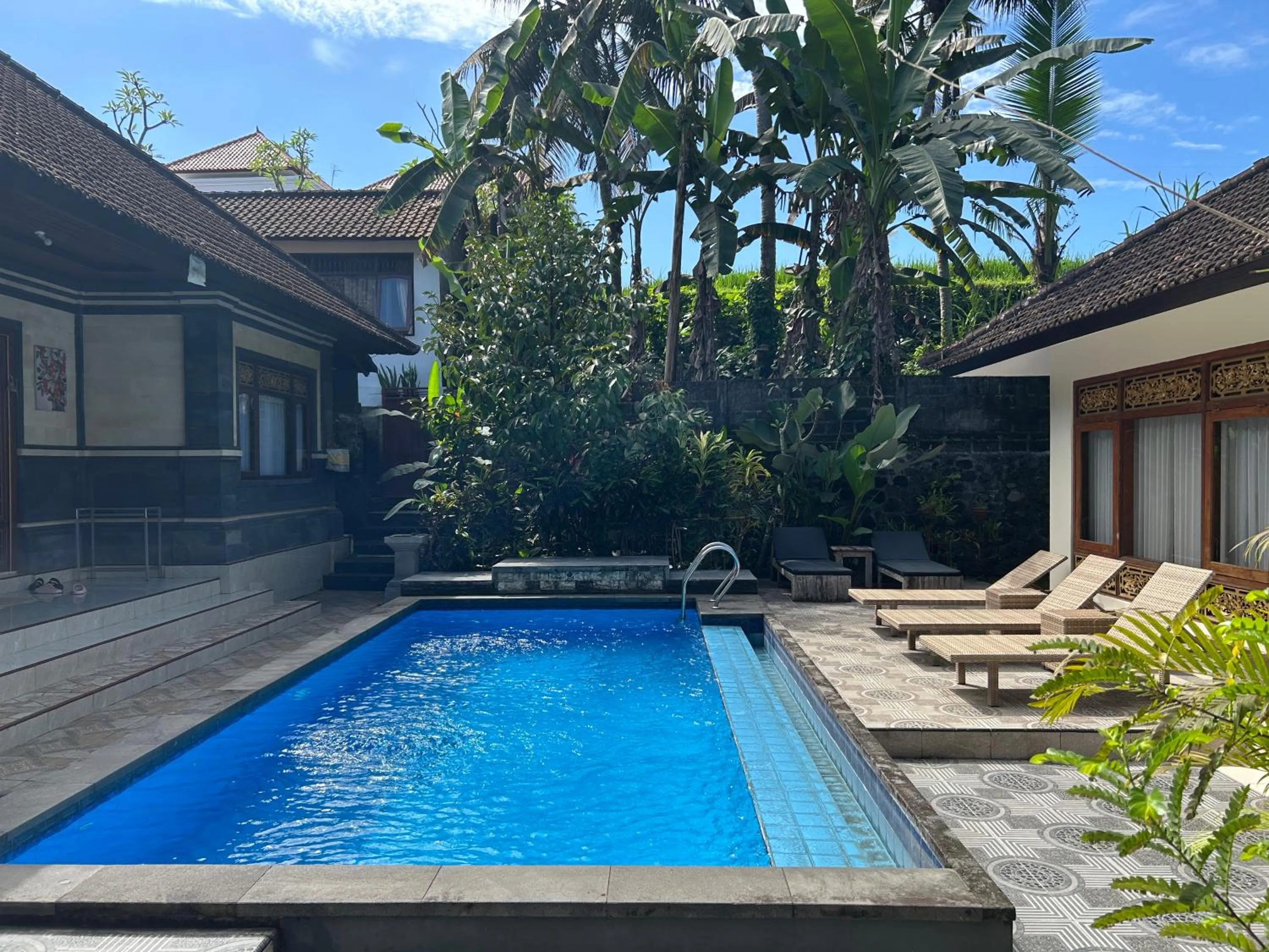 Swimming pool in Balimas Guest House