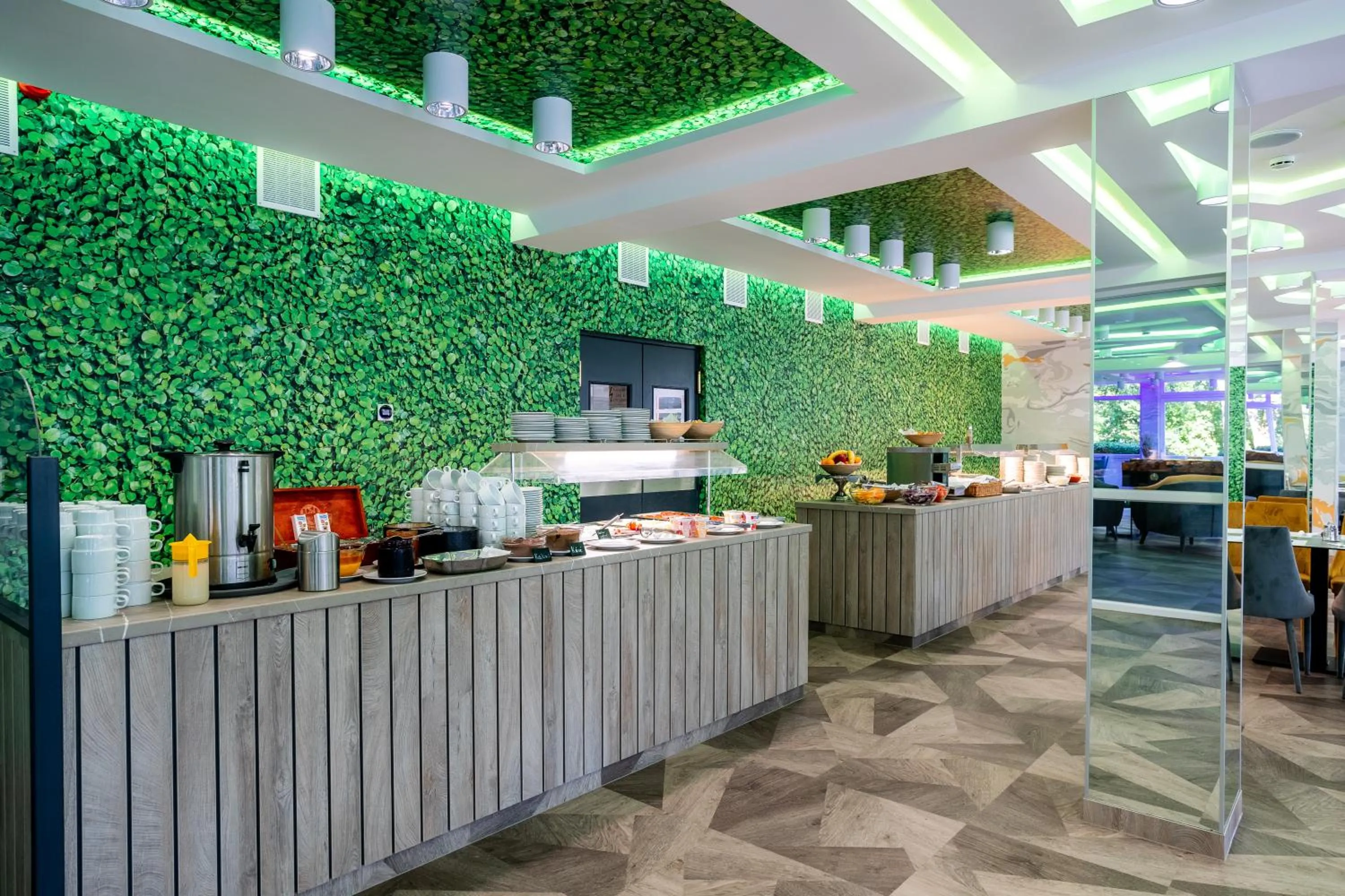 Restaurant/places to eat in Thermal Hotel Garden