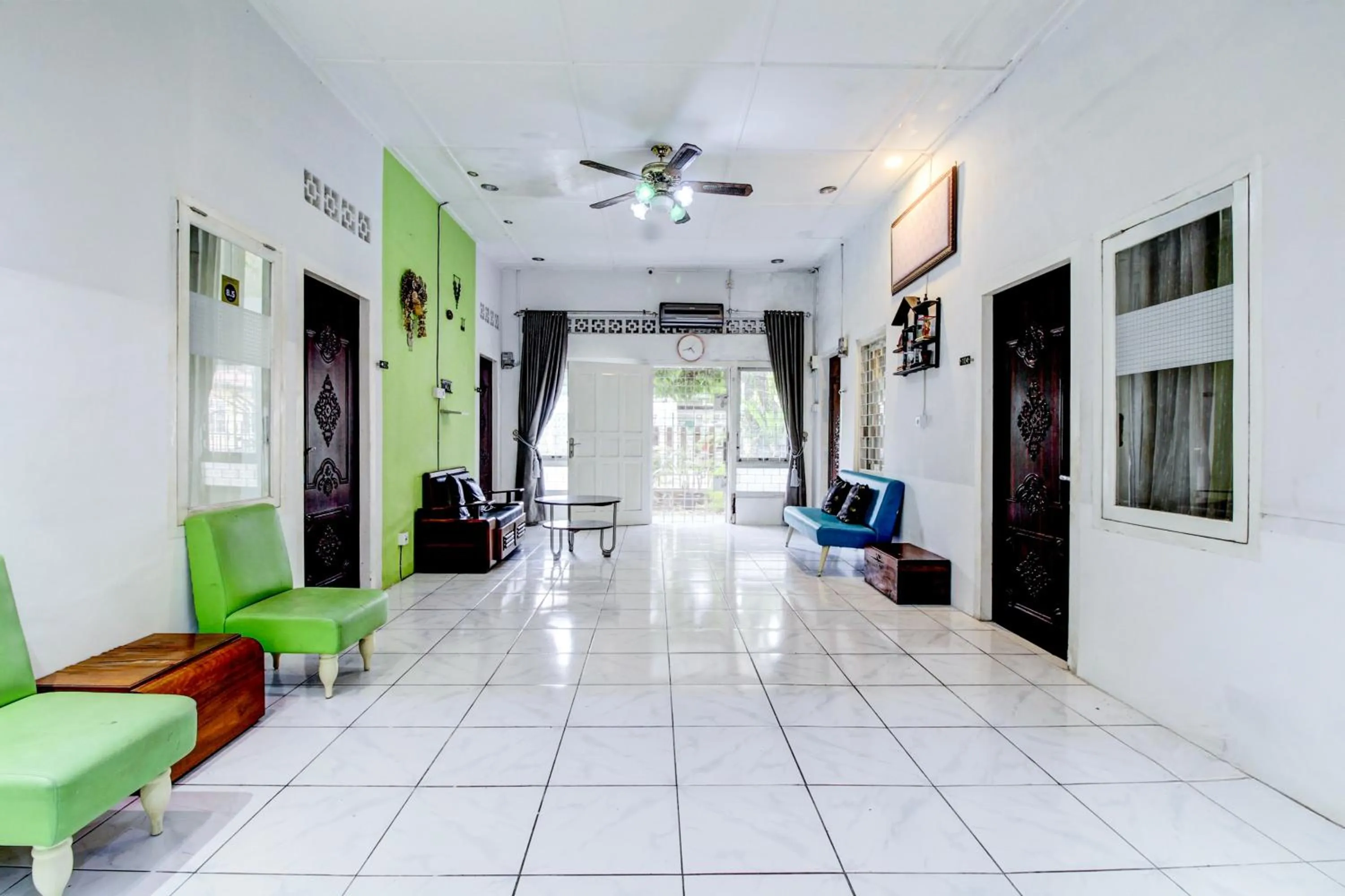 Seating area in Hotel O Jalan Jenderal Sudirman Near Imam Bonjol Square Formerly Nelvi Guest House