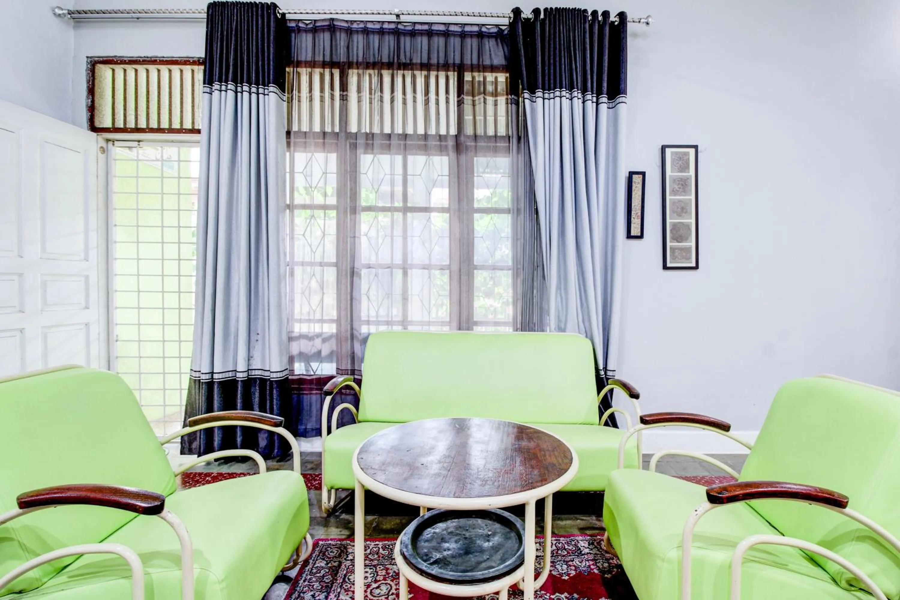 Seating area in Hotel O Jalan Jenderal Sudirman Near Imam Bonjol Square Formerly Nelvi Guest House