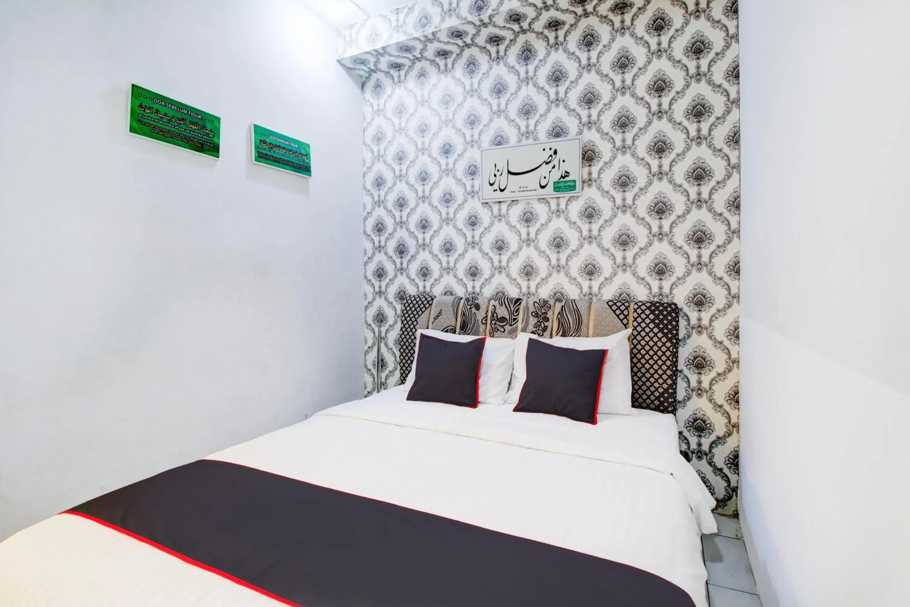 Bedroom, Bed in Hotel O Jalan Jenderal Sudirman Near Imam Bonjol Square Formerly Nelvi Guest House Bedroom, Bed in Hotel O Jalan Jenderal Sudirman Near Imam Bonjol Square Formerly Nelvi Guest House