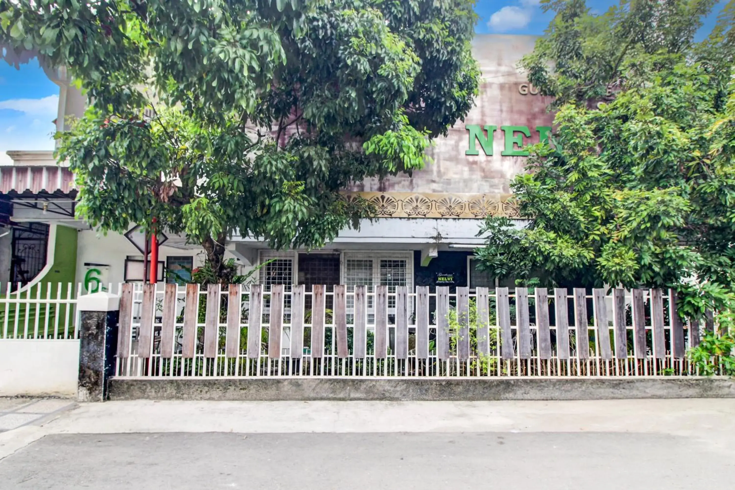 Facade/entrance in Hotel O Jalan Jenderal Sudirman Near Imam Bonjol Square Formerly Nelvi Guest House Facade/entrance in Hotel O Jalan Jenderal Sudirman Near Imam Bonjol Square Formerly Nelvi Guest House