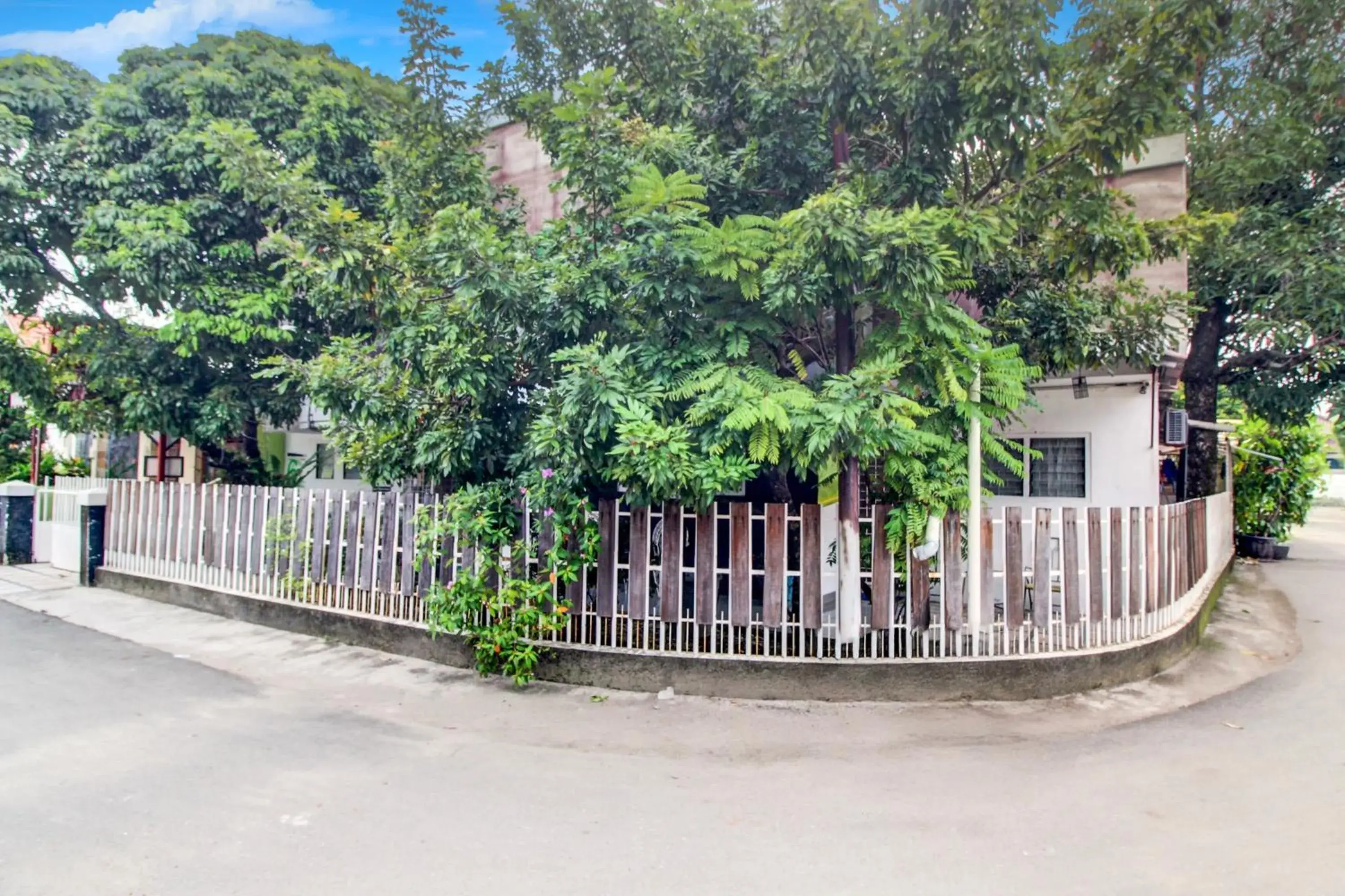 Facade/entrance in Hotel O Jalan Jenderal Sudirman Near Imam Bonjol Square Formerly Nelvi Guest House Facade/entrance in Hotel O Jalan Jenderal Sudirman Near Imam Bonjol Square Formerly Nelvi Guest House