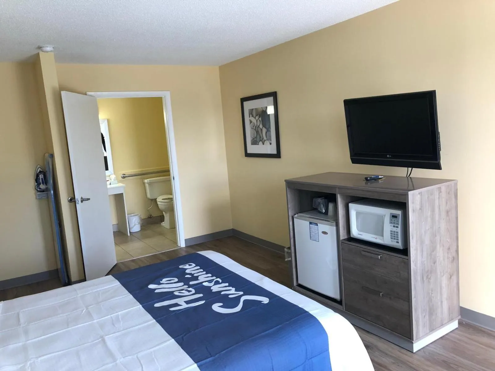 Bed in Days Inn by Wyndham Cape Carteret