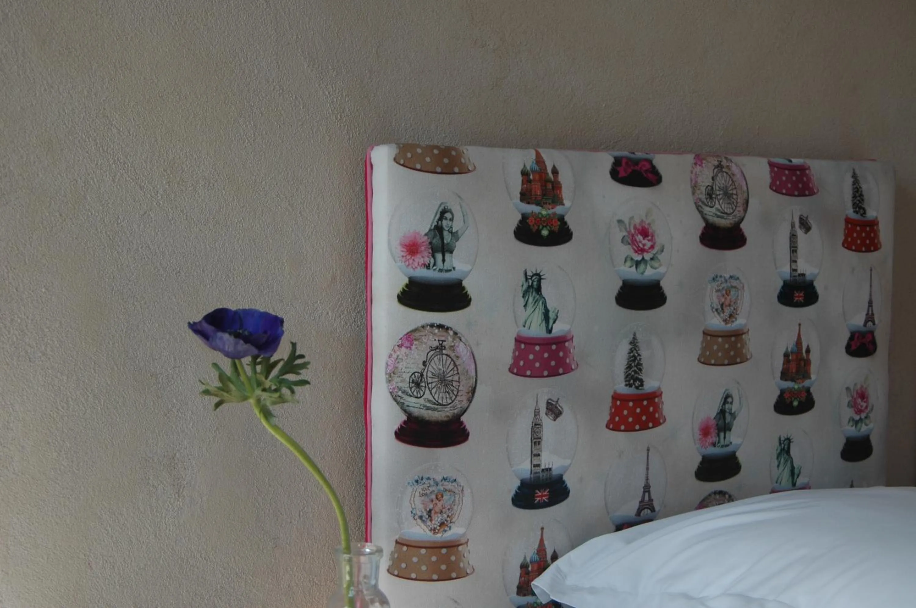 Decorative detail, Bed in Le Clos de l'Abbaye