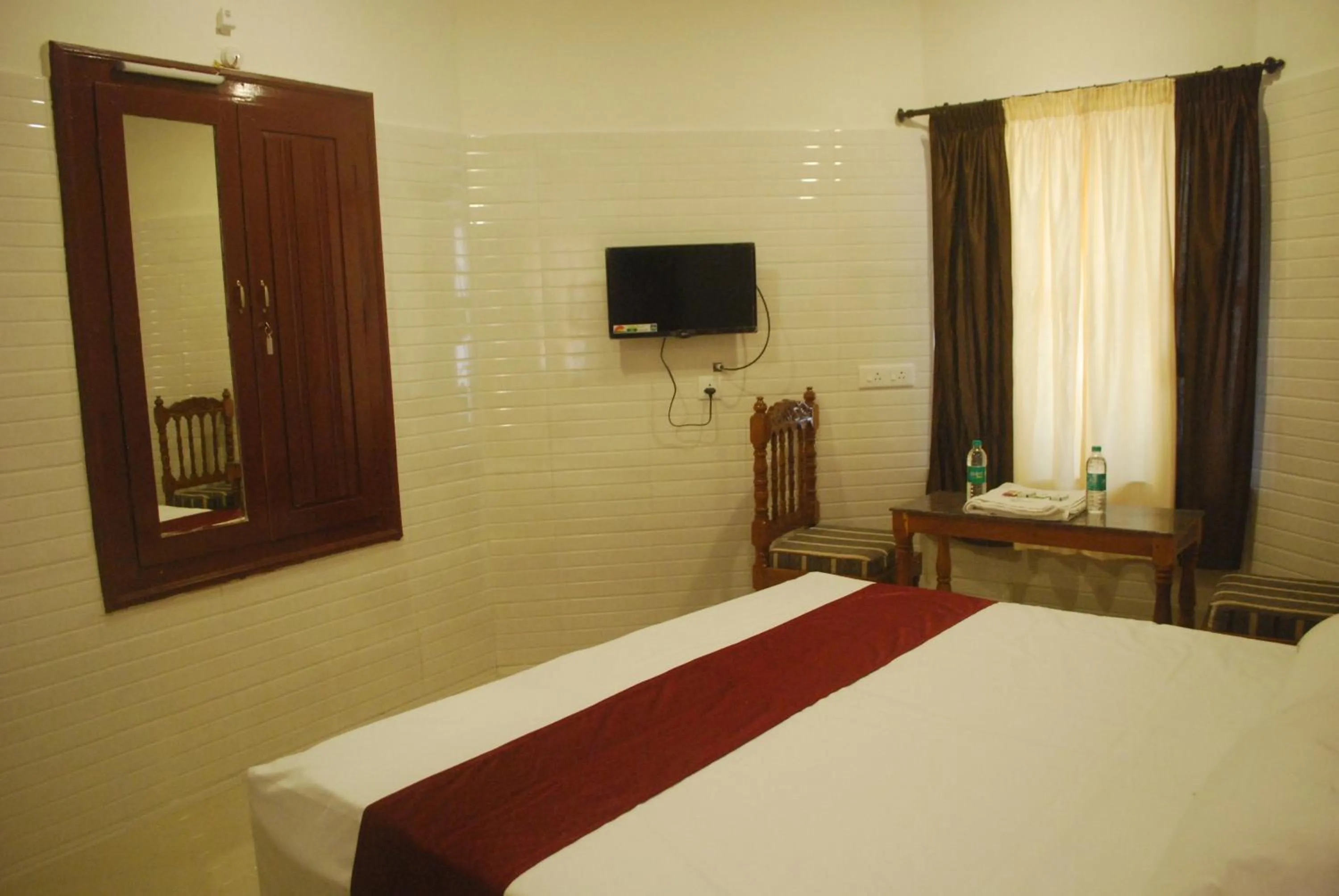 Bed in Hotel Jebasakthy